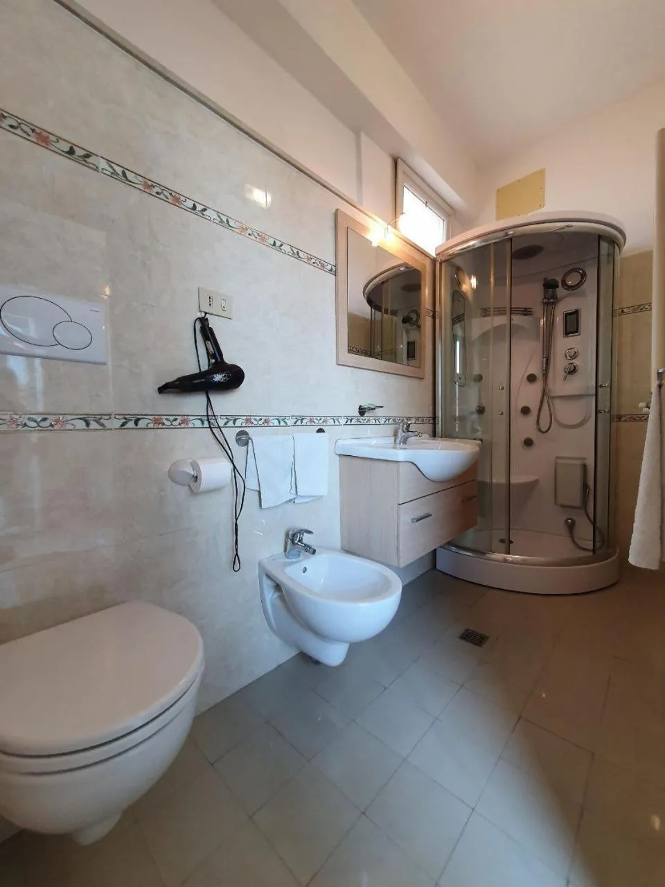 Shower in Hotel Moresco Riccione - Piscina Beach Village