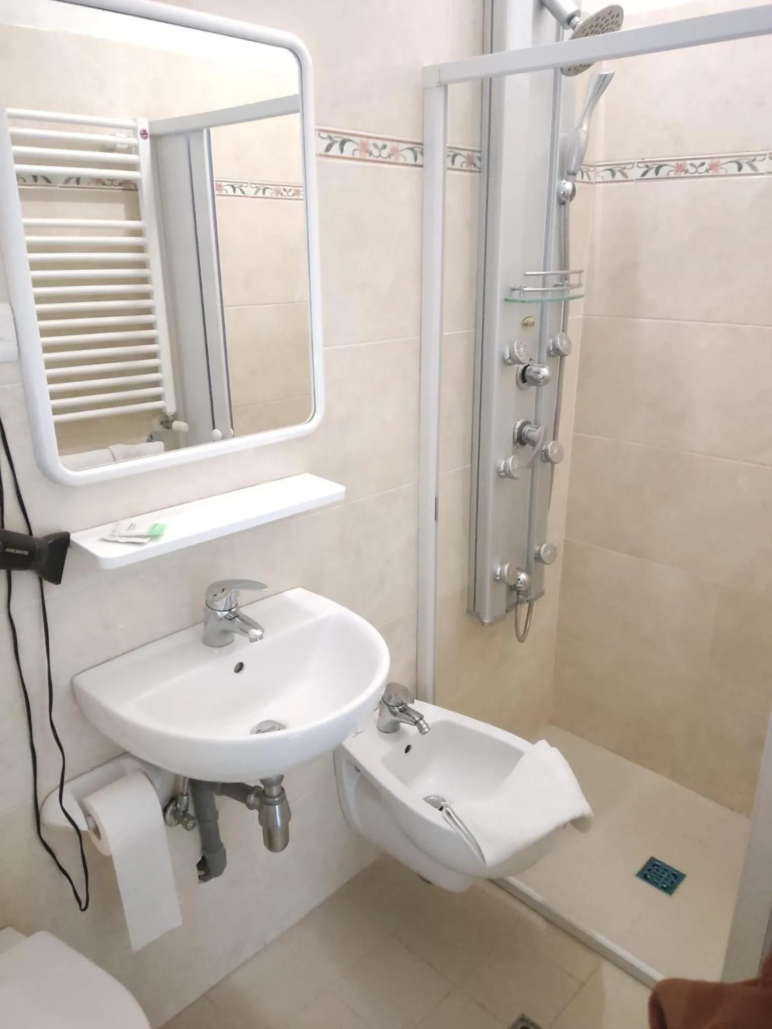 Shower in Hotel Moresco Riccione - Piscina Beach Village