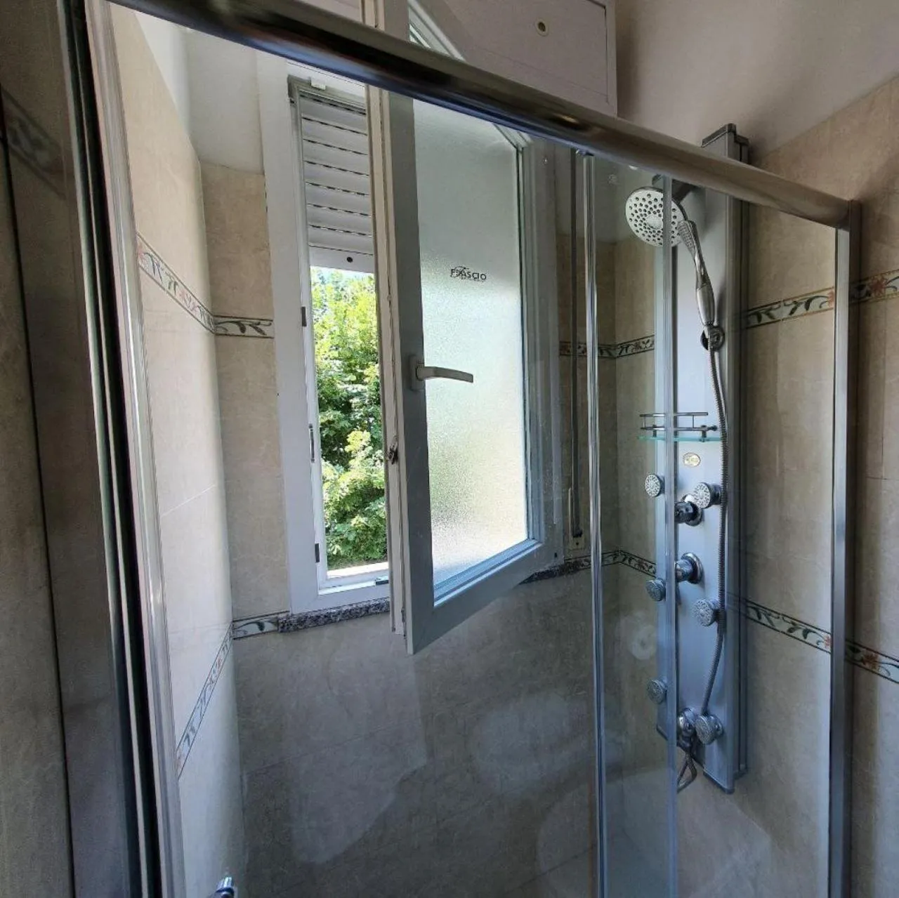 Shower in Hotel Moresco Riccione - Piscina Beach Village