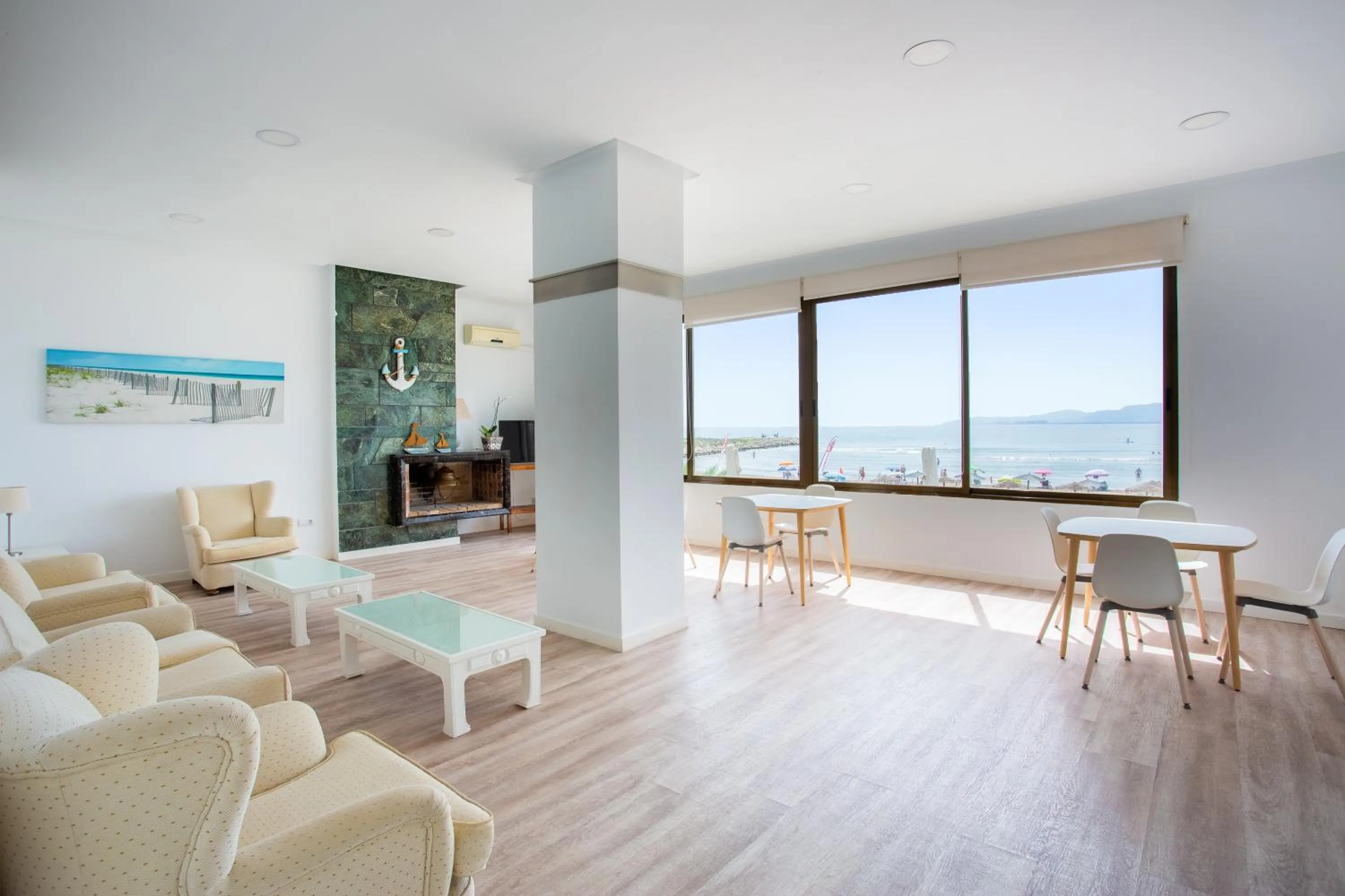 Communal lounge/ TV room in Hotel Sicania