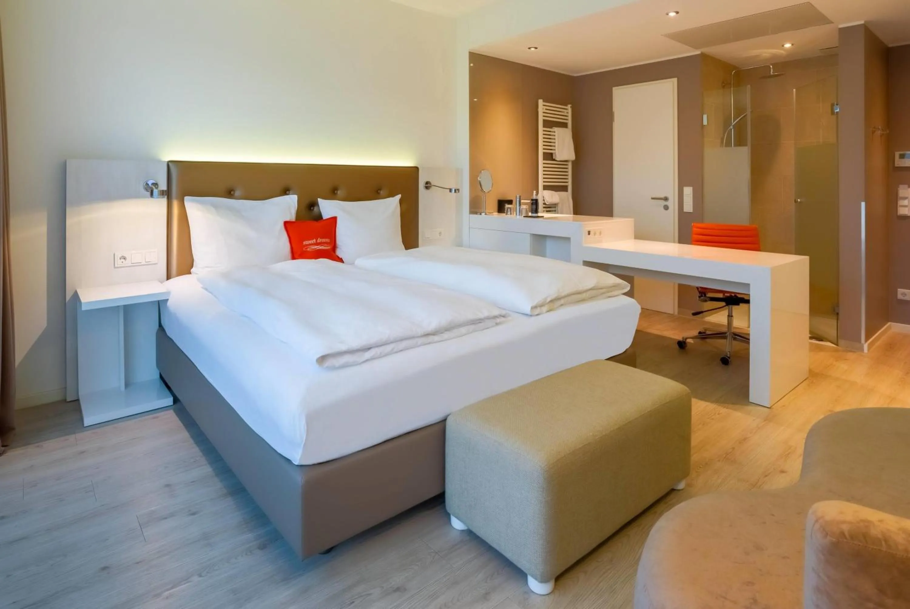 Photo of the whole room, Bed in elaya hotel kleve, Trademark Collection by Wyndham