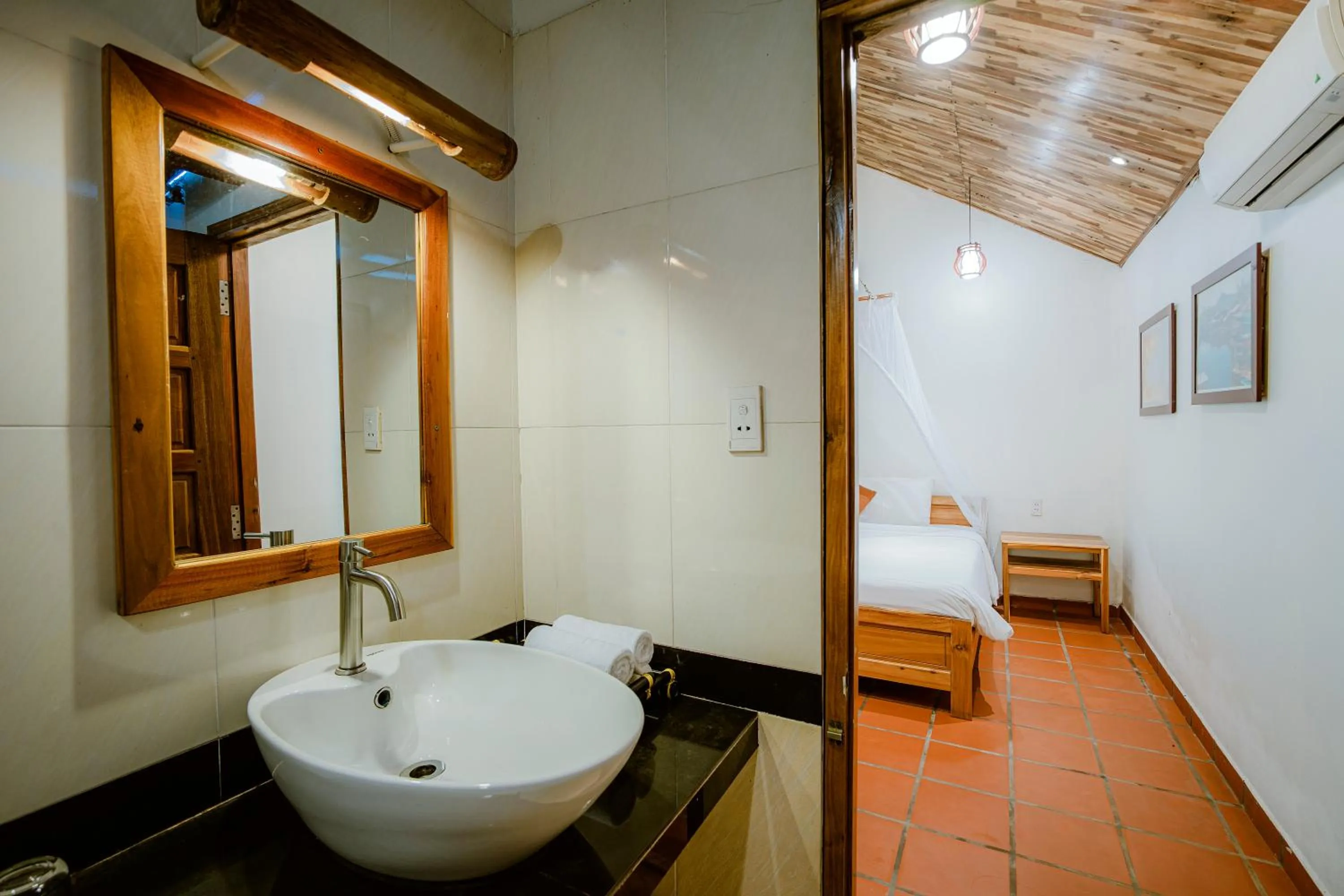 Bathroom, Bed in La Mer Resort, Phú Quốc