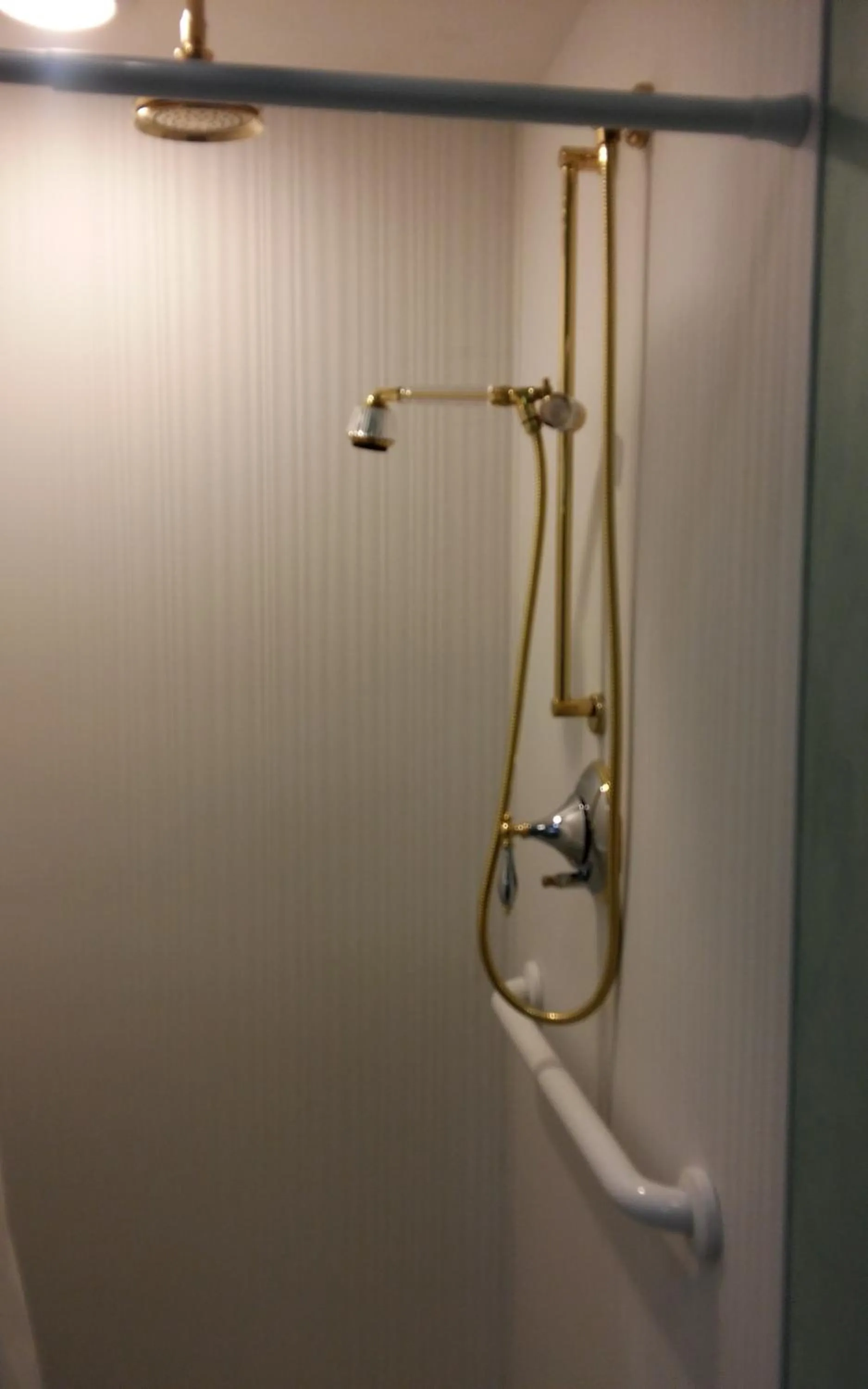 Shower in Inntiquity, A Country Inn