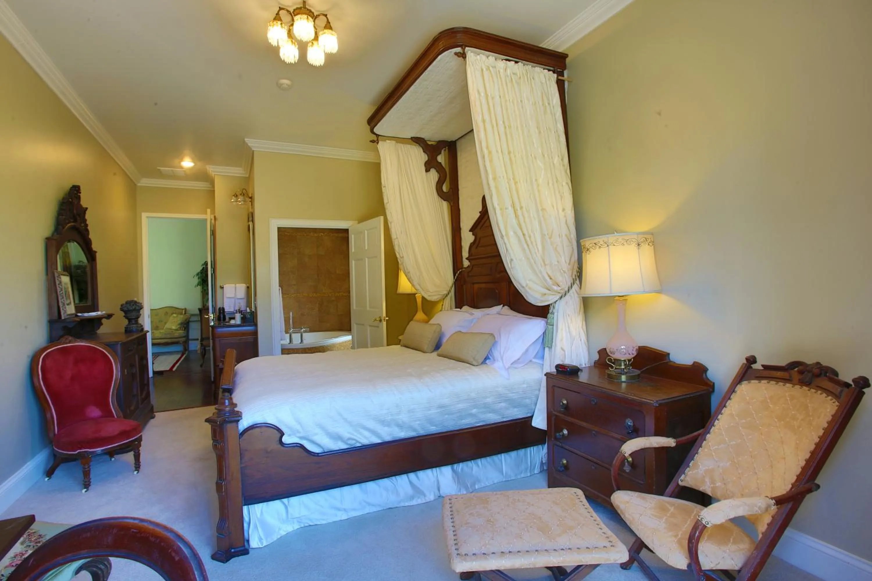 Photo of the whole room, Bed in Inntiquity, A Country Inn