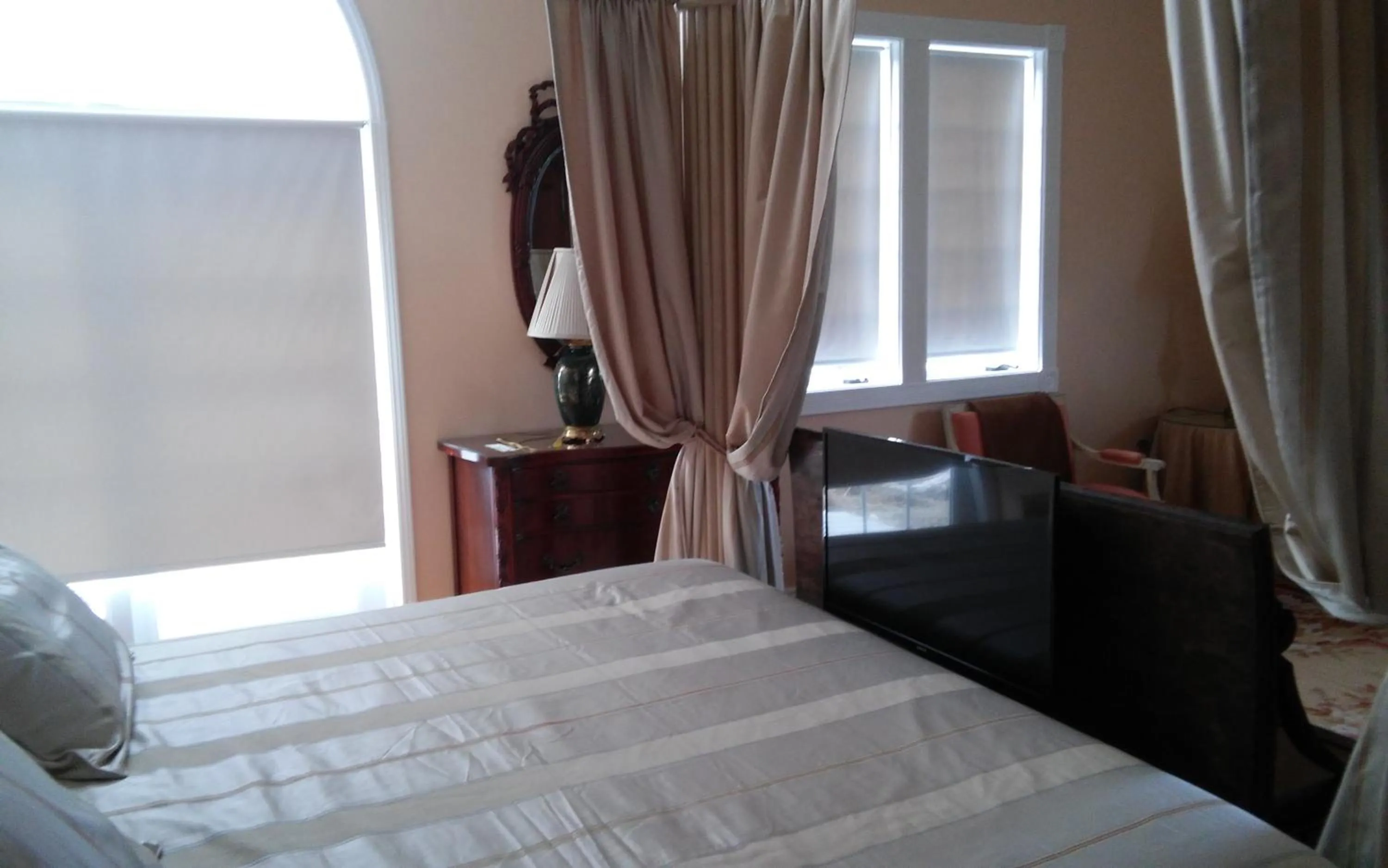 Bed in Inntiquity, A Country Inn