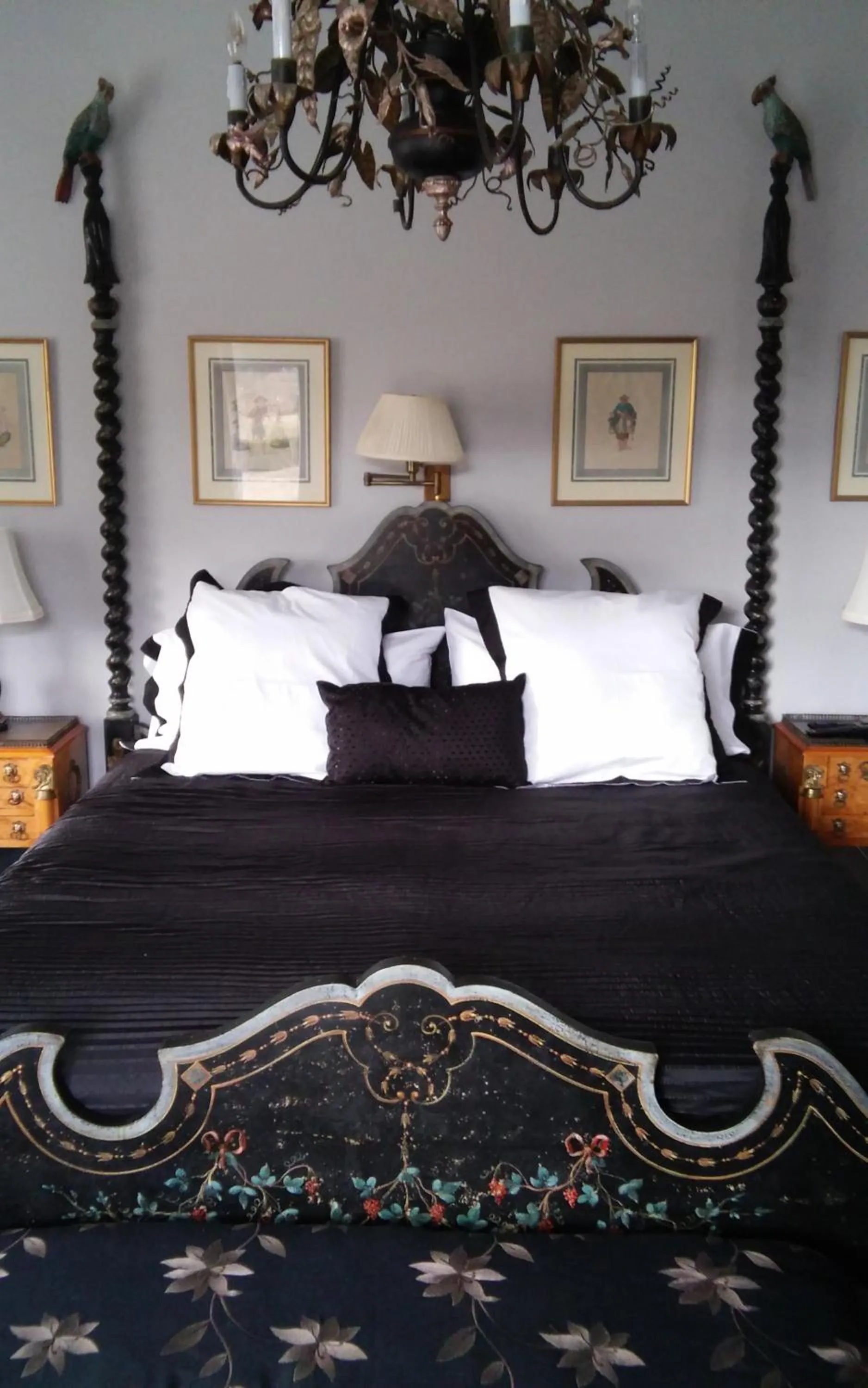Bed in Inntiquity, A Country Inn
