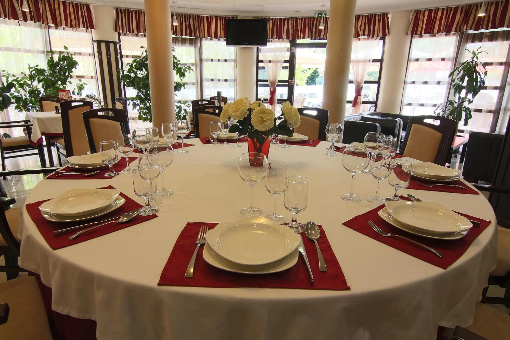 Restaurant/places to eat in Hotel Kitty