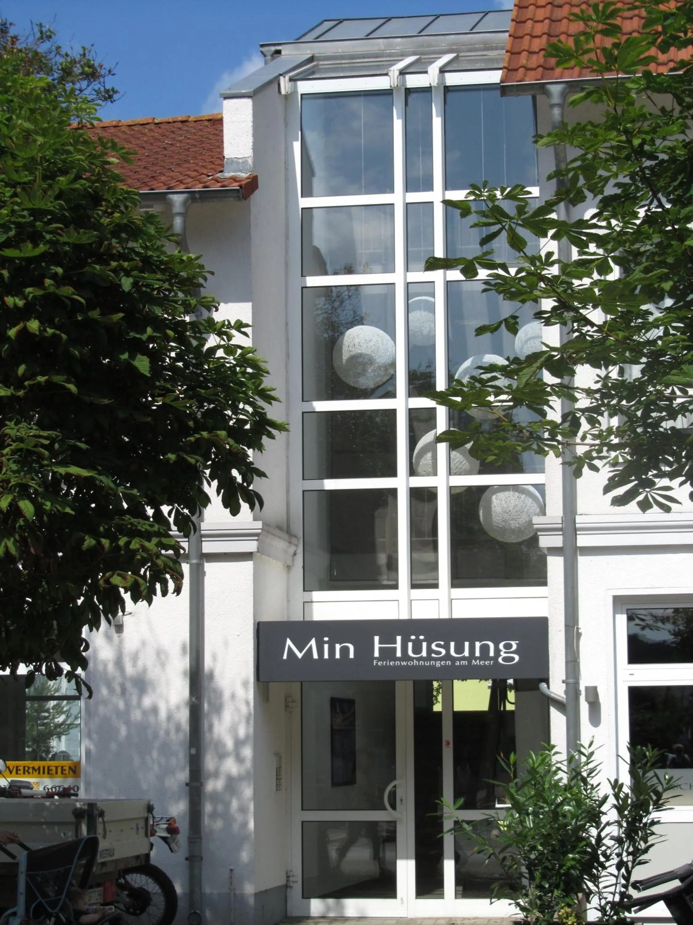 Area and facilities in Min Hüsung by Rujana