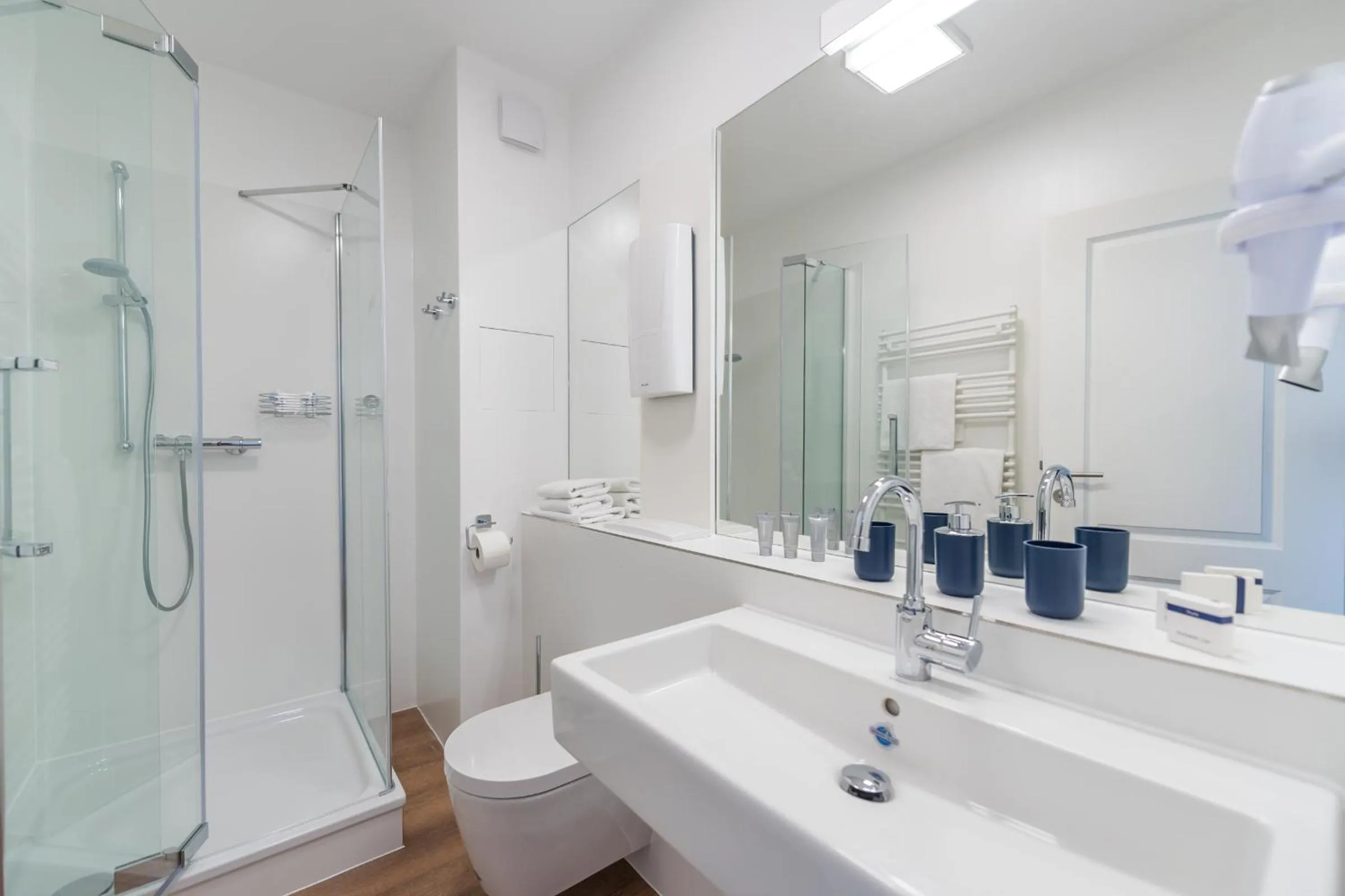 Shower in Min Hüsung by Rujana
