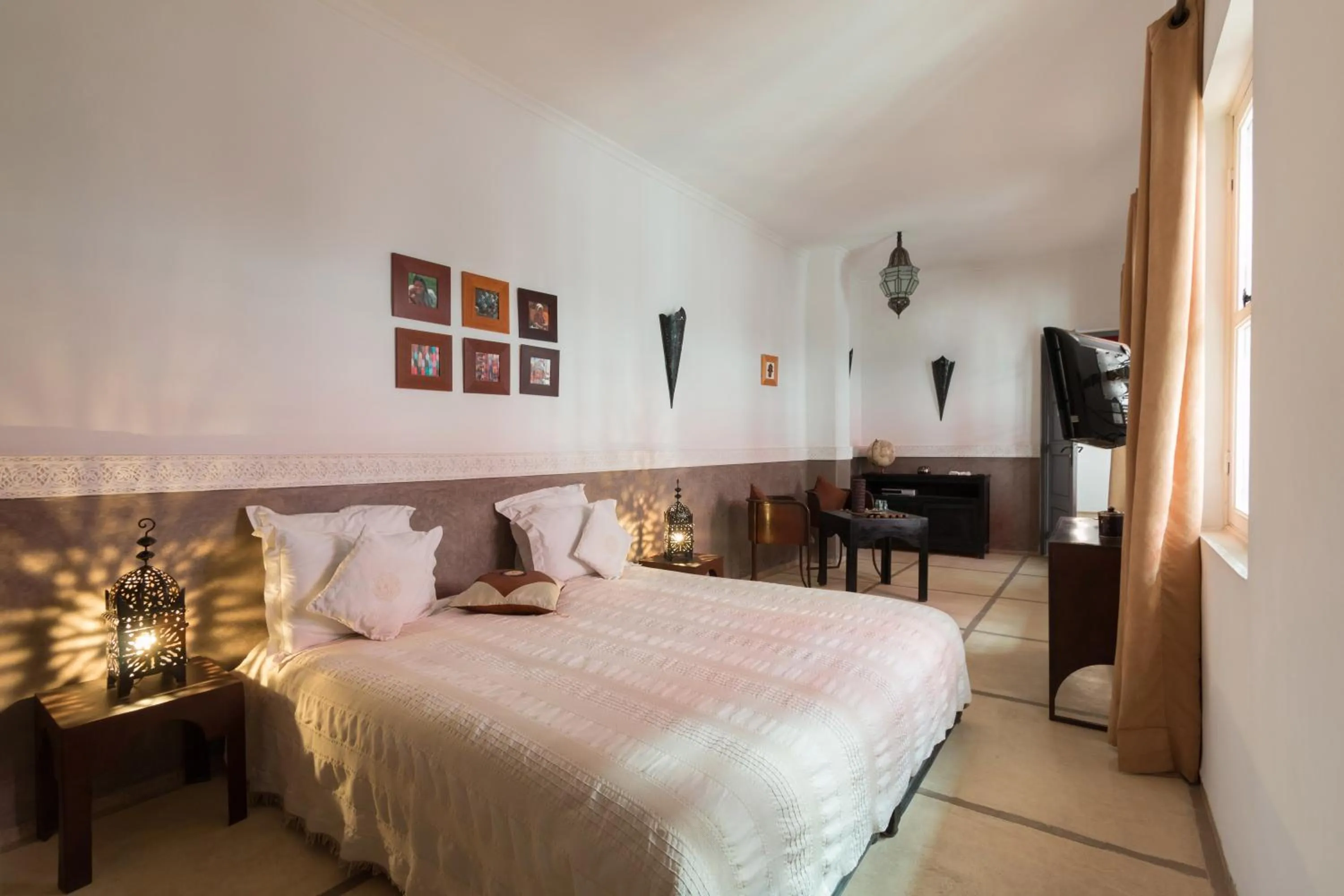 Staff, Bed in Riad Alegria