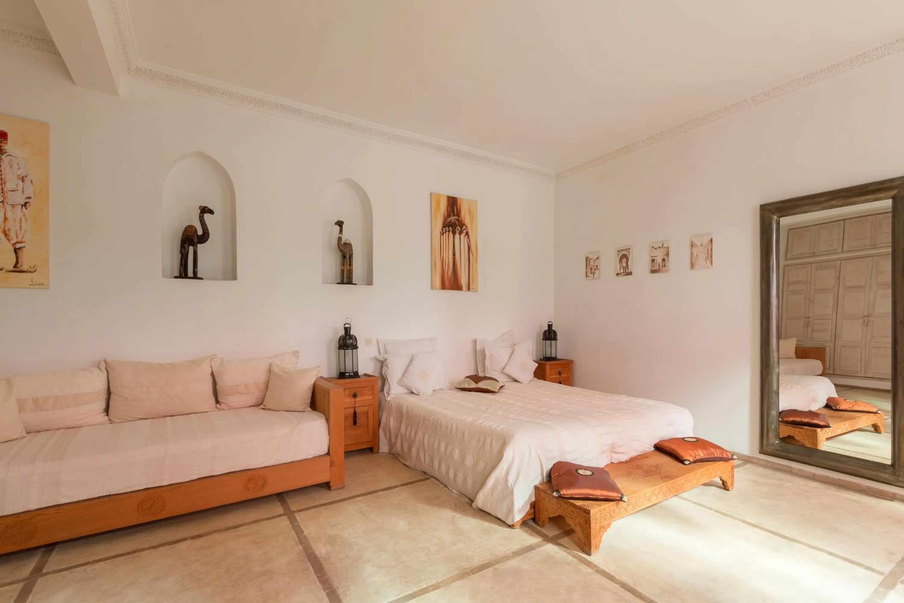 Staff, Bed in Riad Alegria