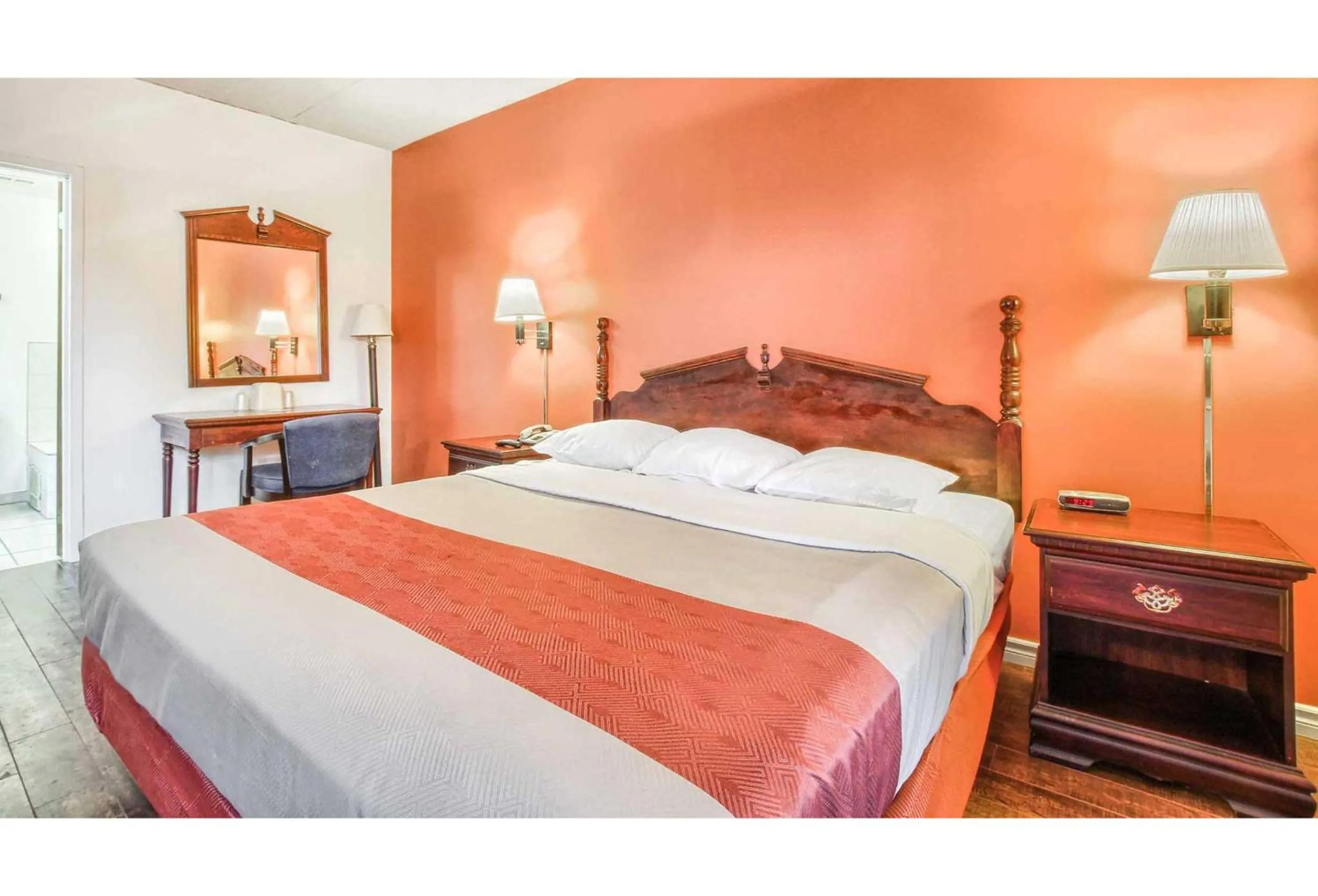 Bedroom, Bed in Motel 6-Windsor, ON