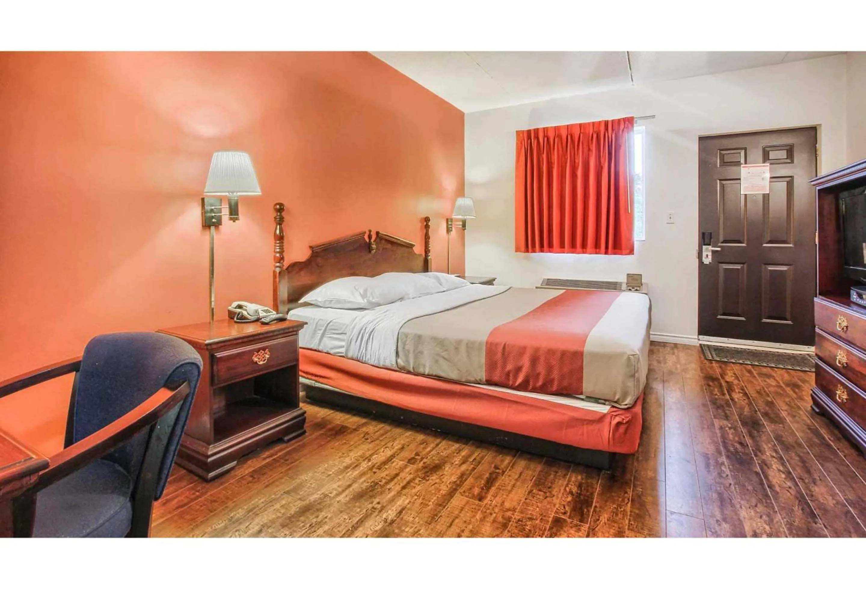 Bedroom, Bed in Motel 6-Windsor, ON