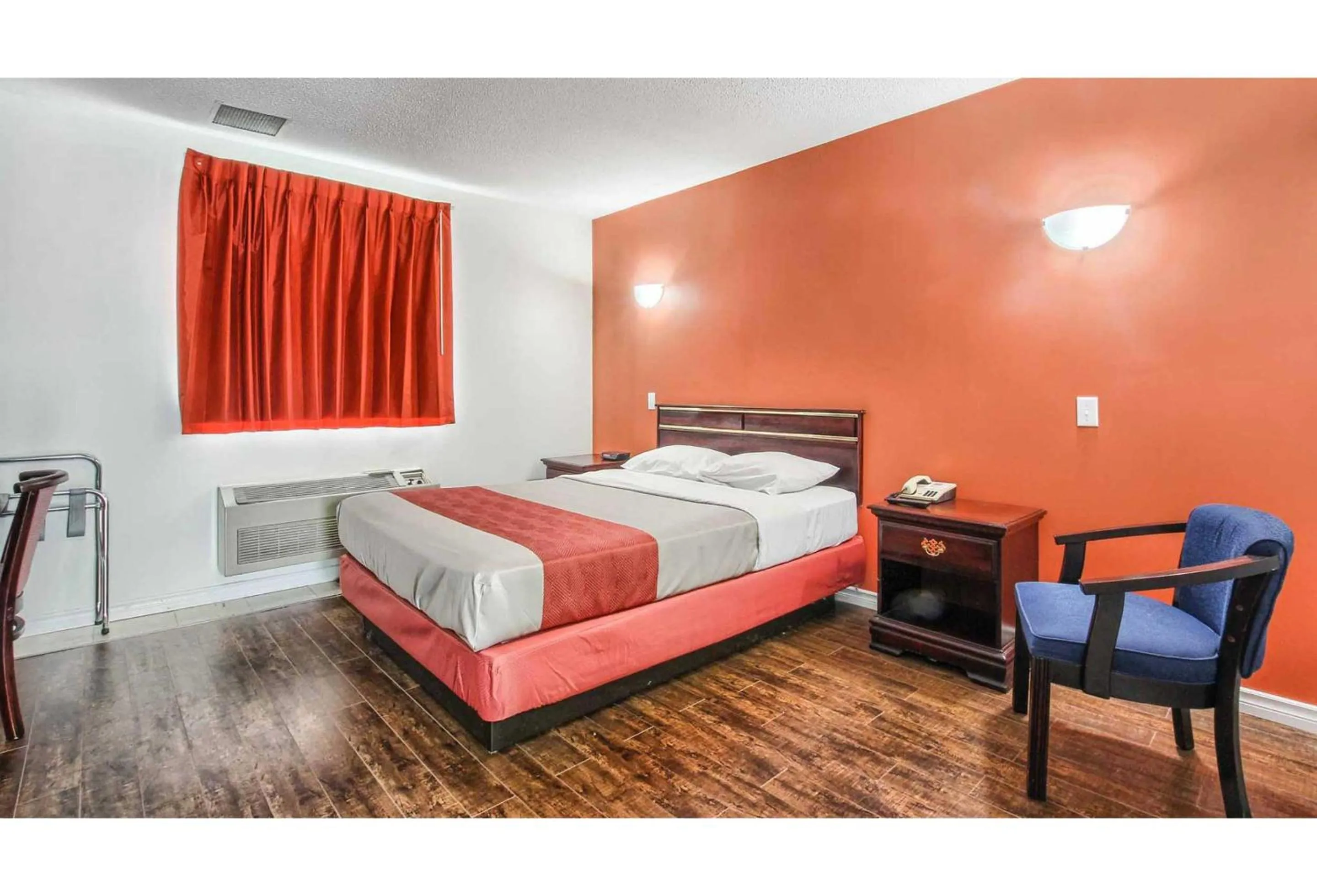 Bedroom, Bed in Motel 6-Windsor, ON