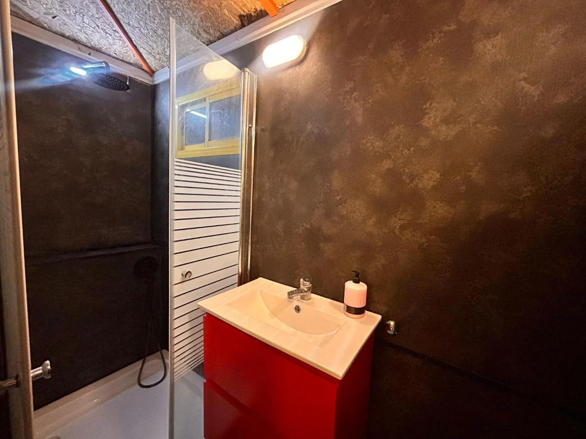 Roger's Hostel & Caravans Age 18-45