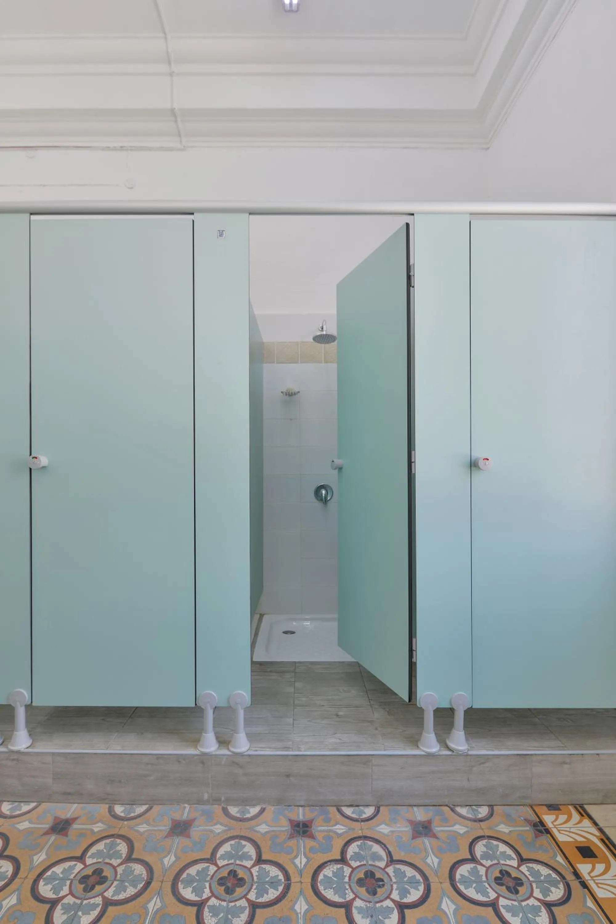 Shower in Roger's Hostel & Caravans Age 18-45