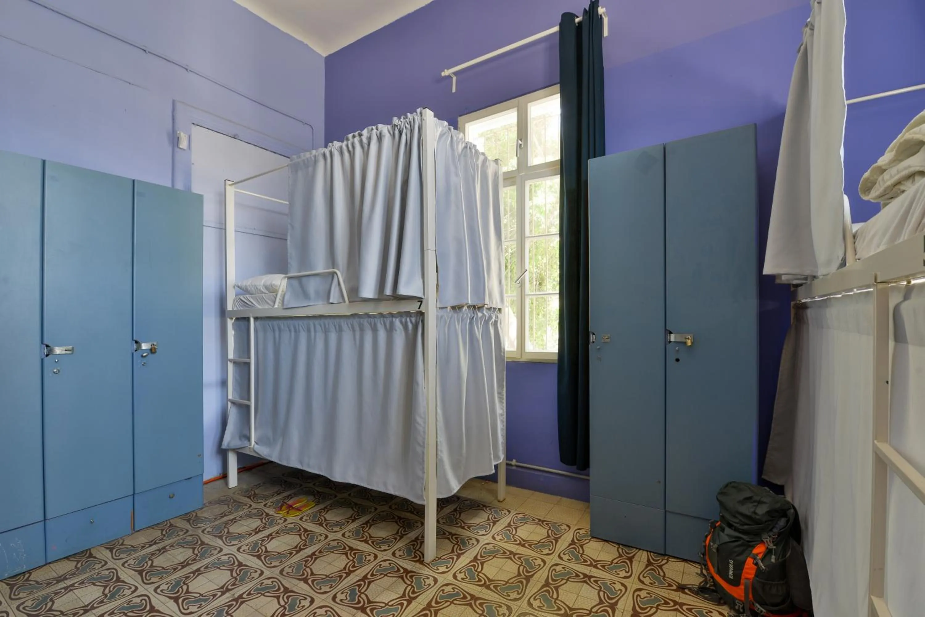 Roger's Hostel & Caravans Age 18-45