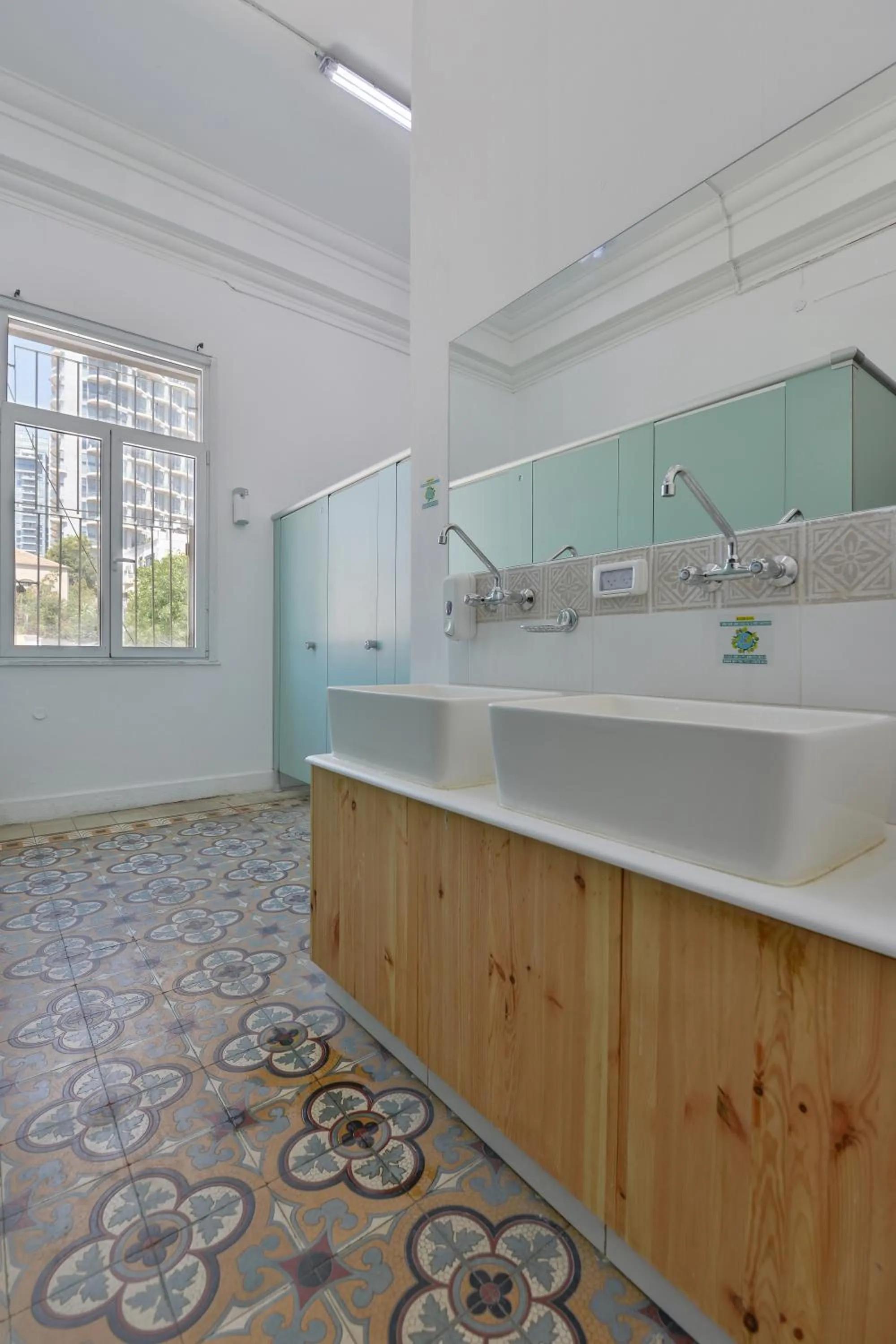 Bathroom in Roger's Hostel & Caravans Age 18-45