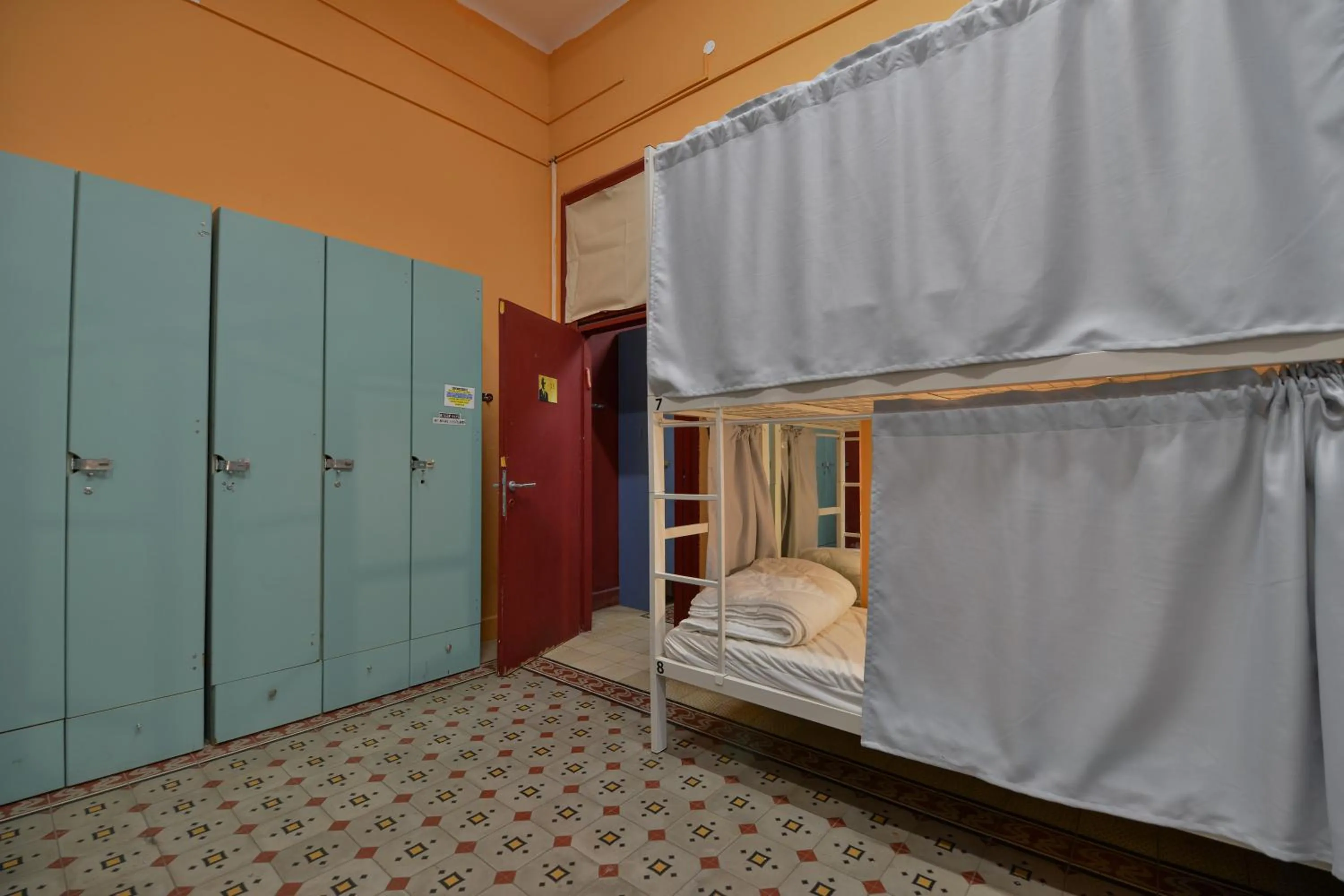 Bed in Roger's Hostel & Caravans Age 18-45