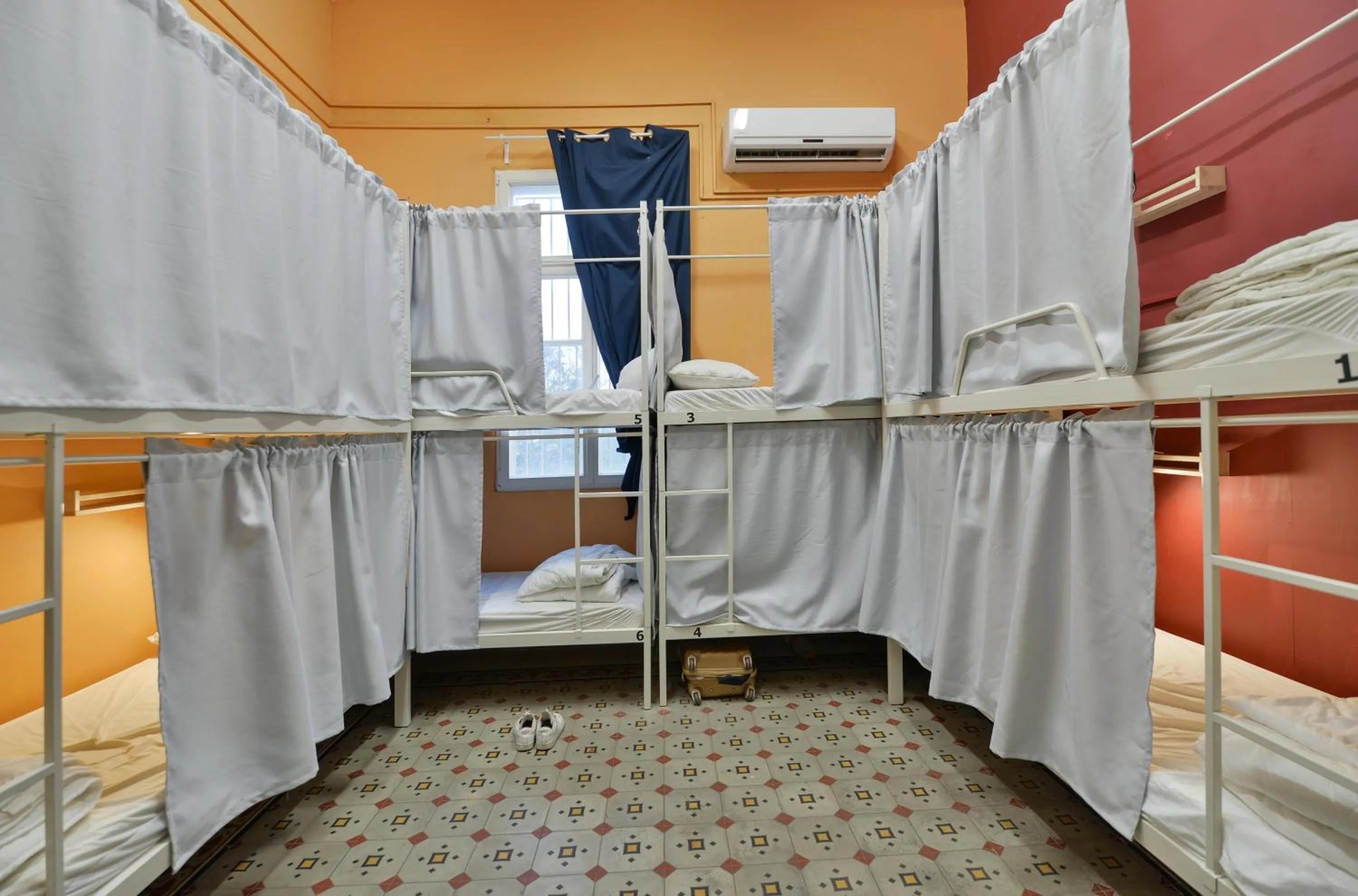 Bed in Roger's Hostel & Caravans Age 18-45