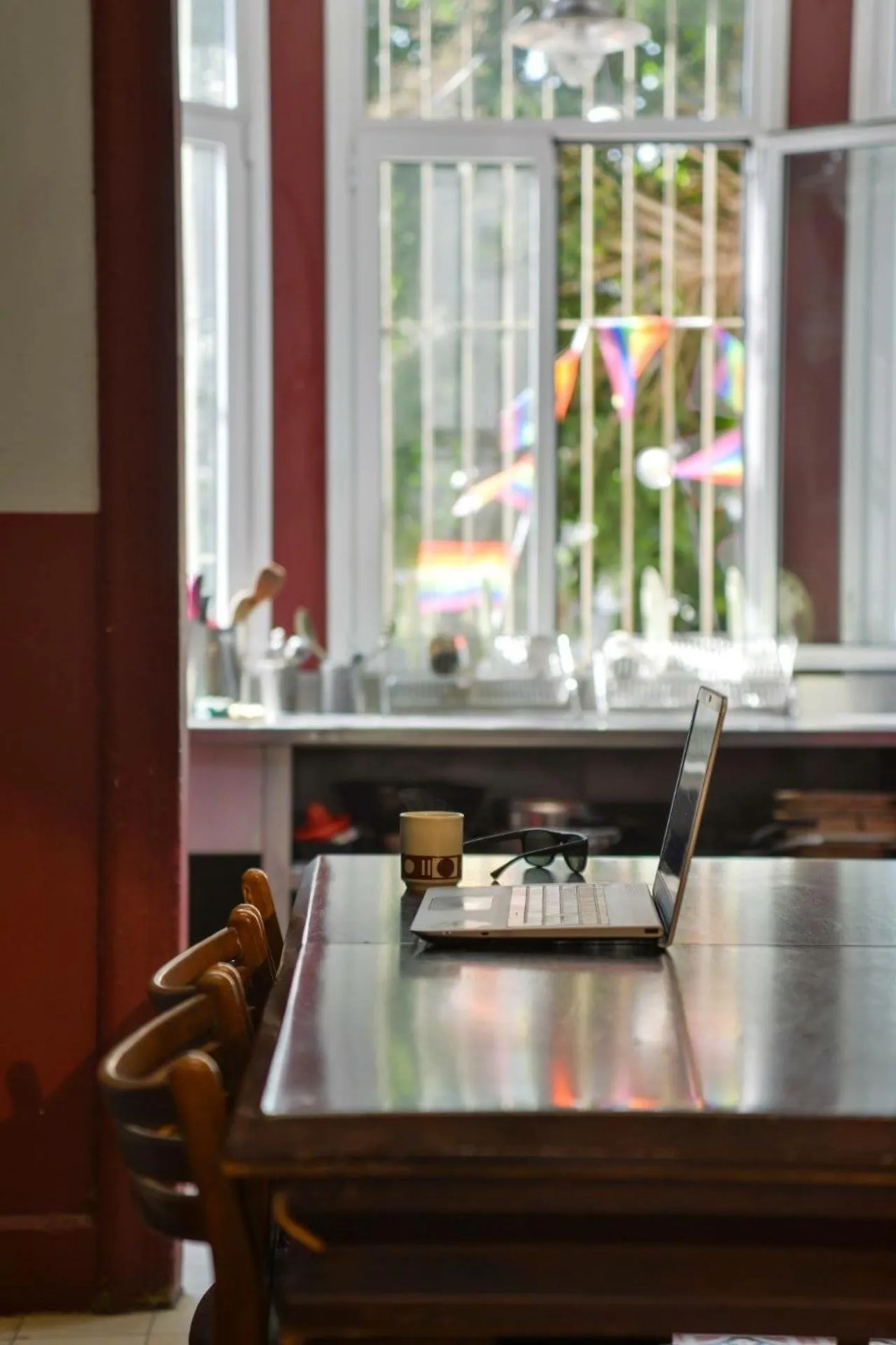 Dining area in Roger's Hostel & Caravans Age 18-45