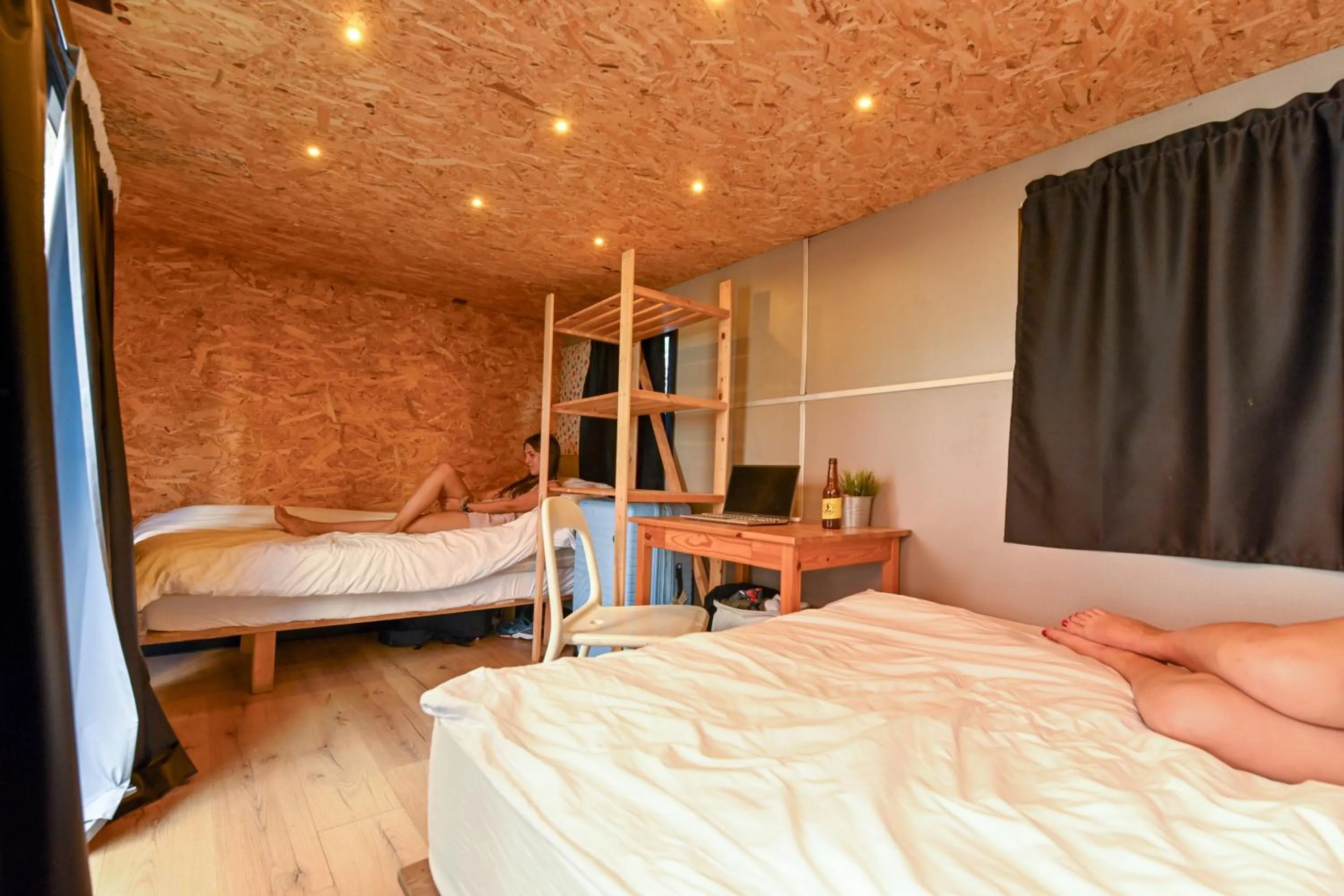 Bed in Roger's Hostel & Caravans Age 18-45