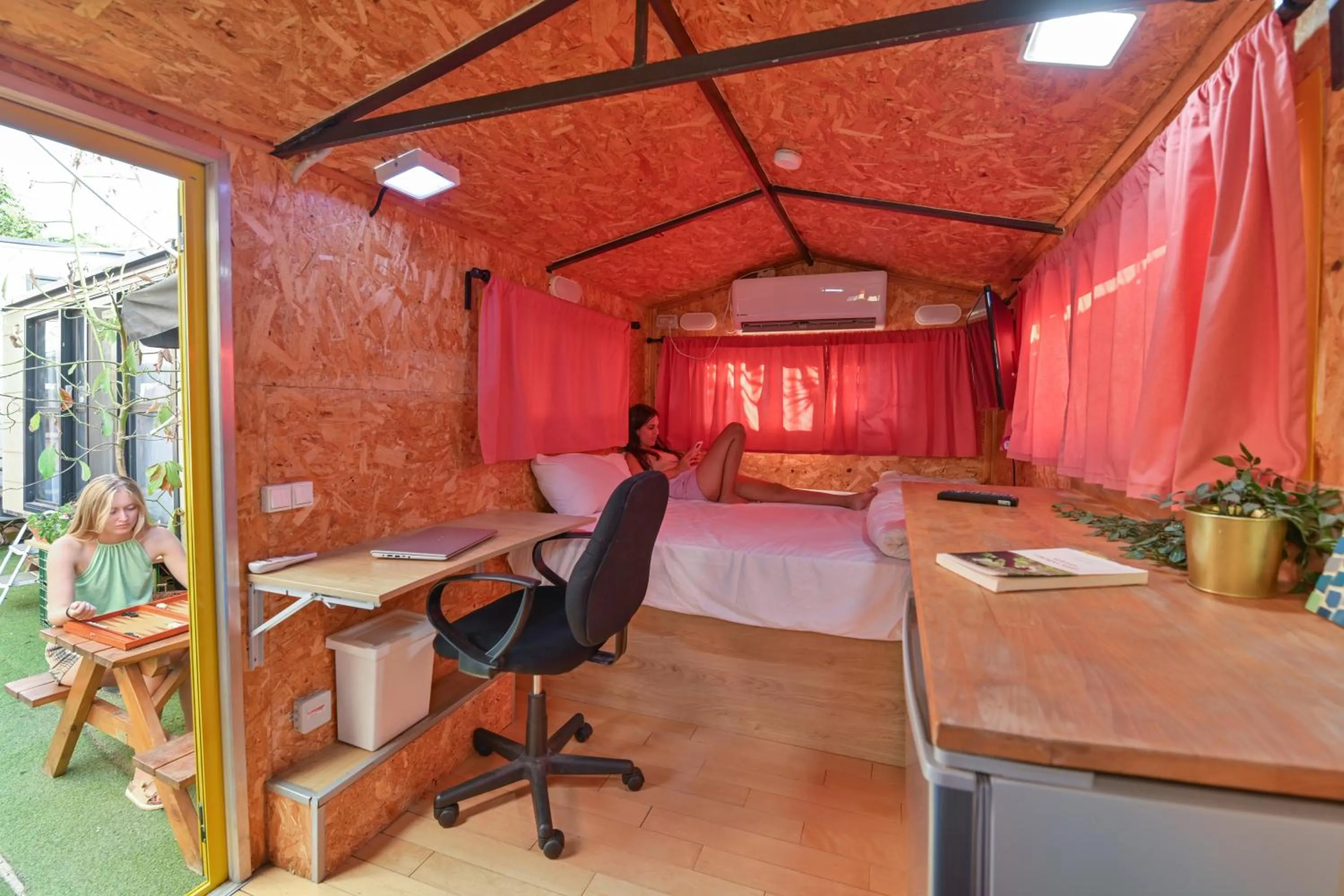 Roger's Hostel & Caravans Age 18-45