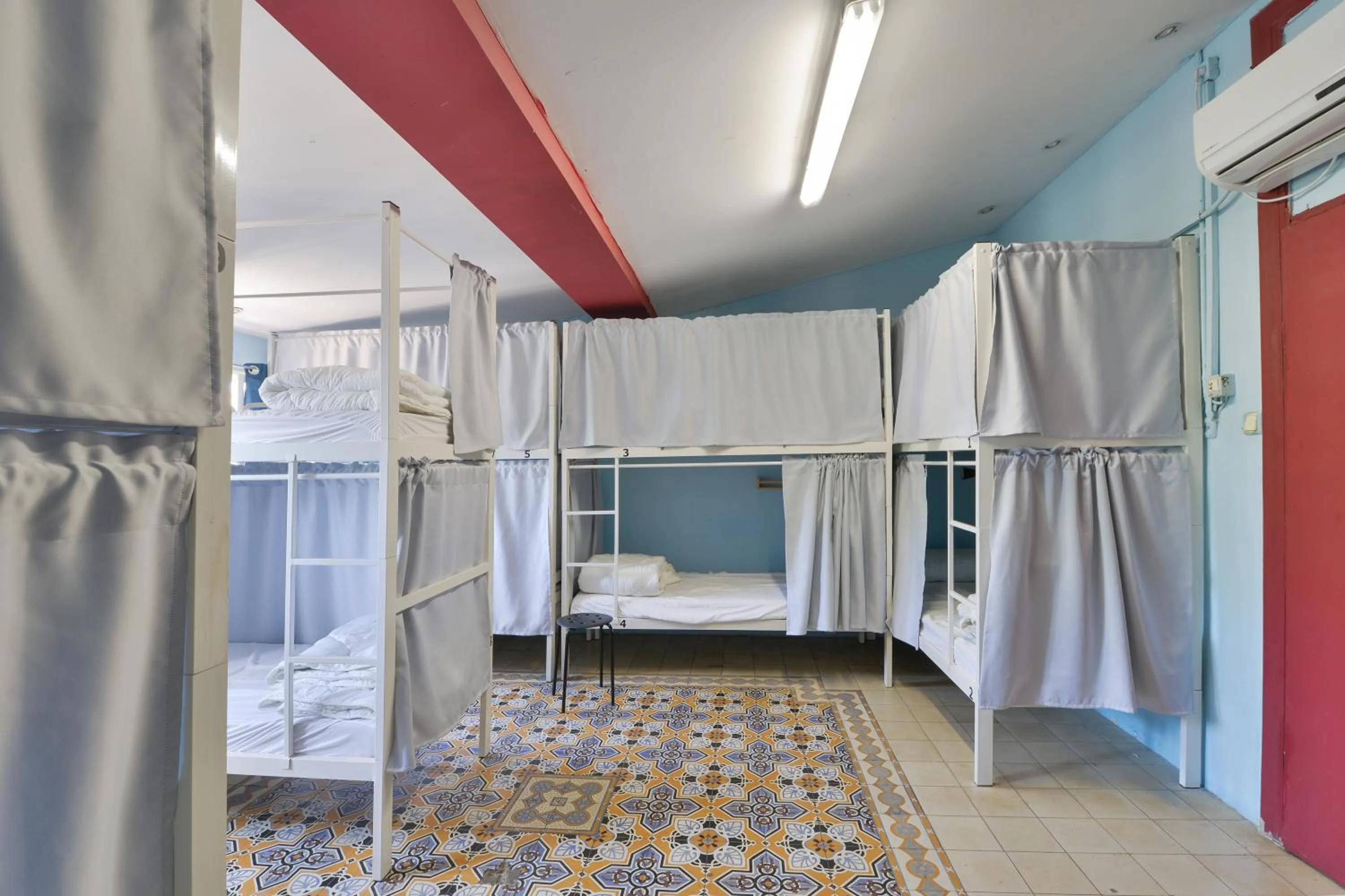 Bed in Roger's Hostel & Caravans Age 18-45