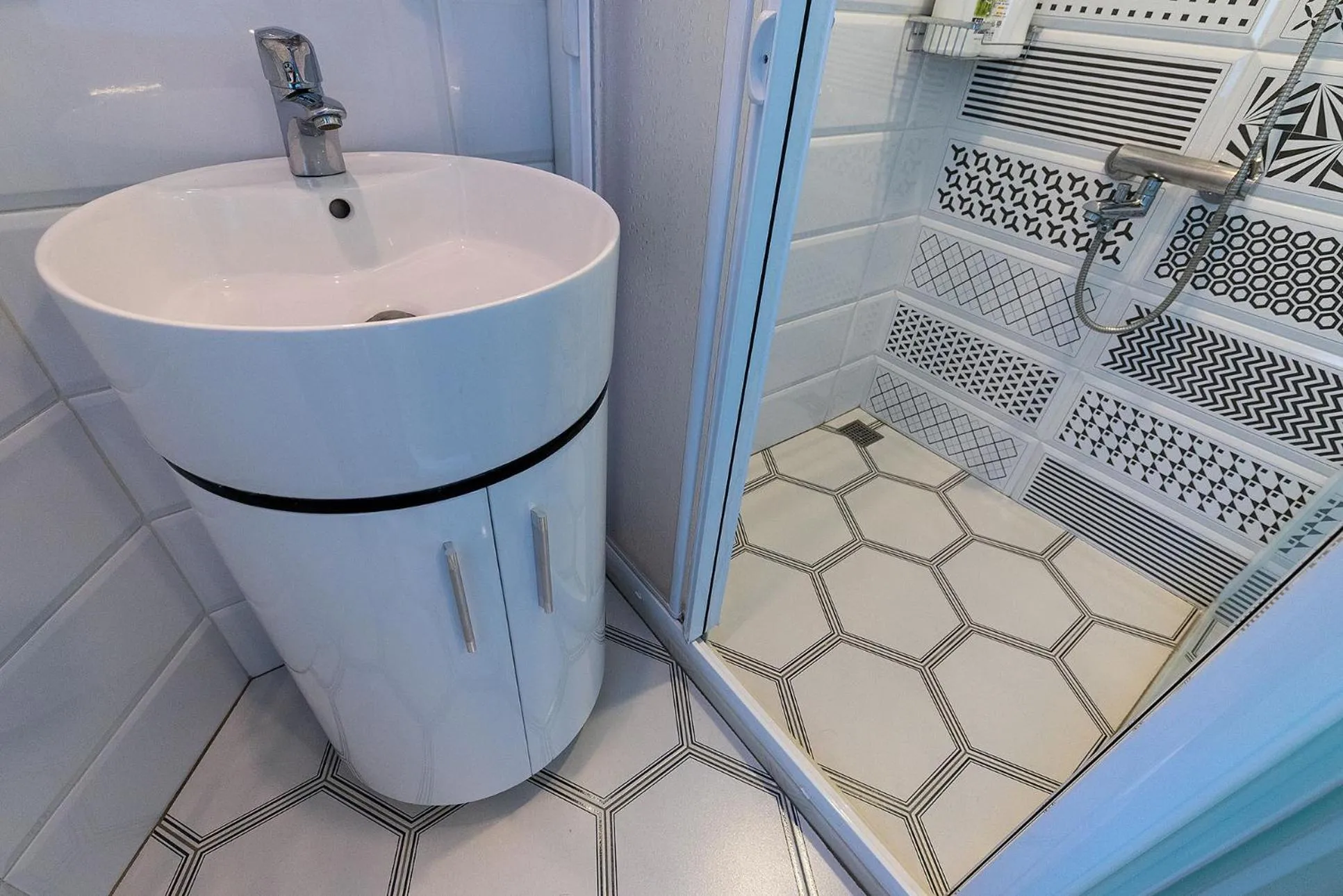 Shower in Yi Jing BnB