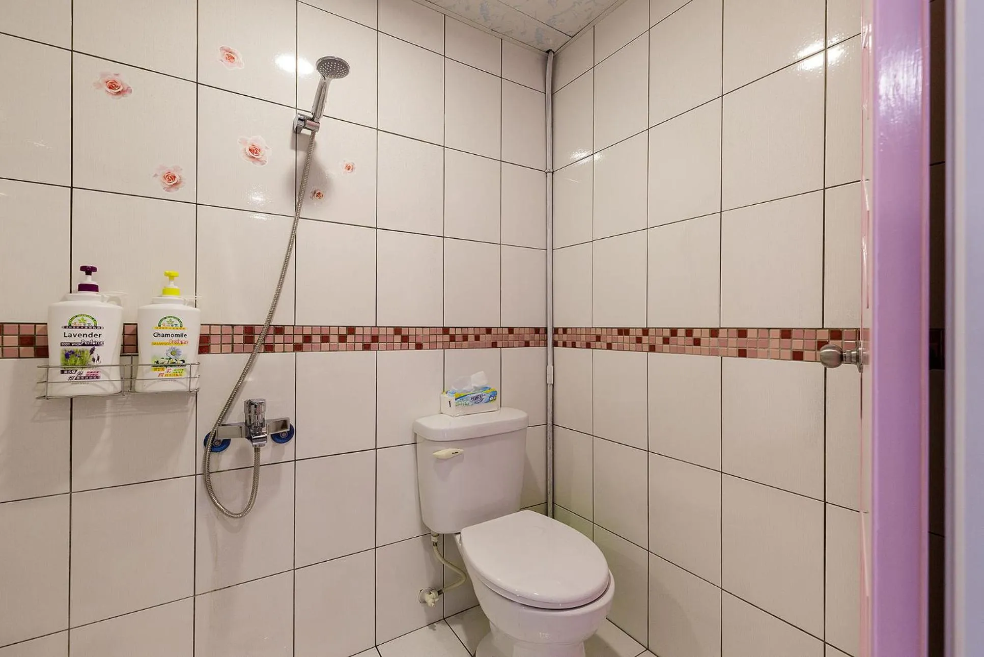 Shower in Yi Jing BnB