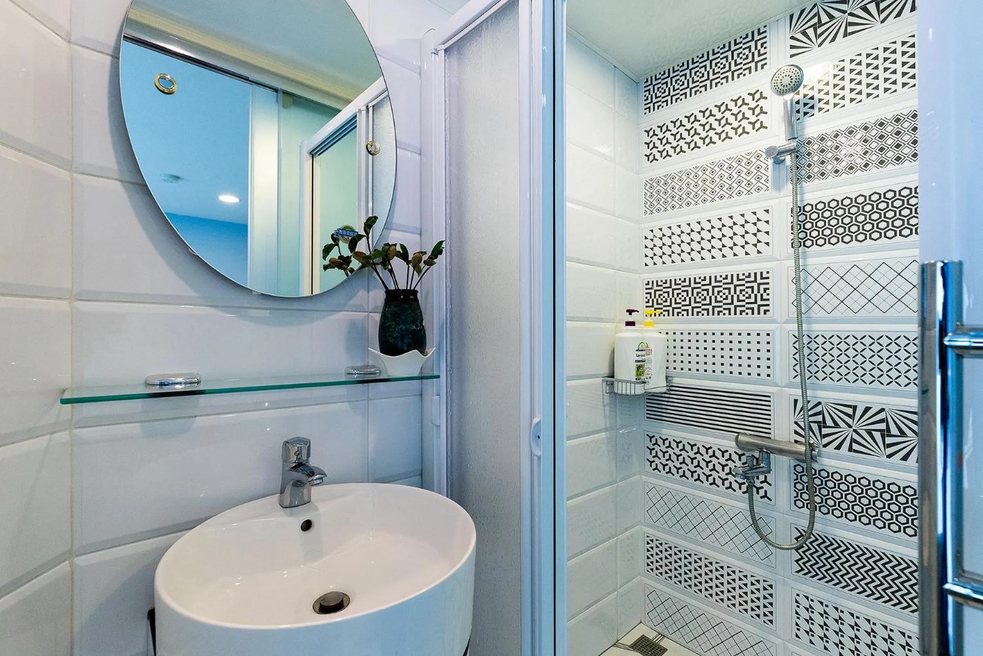 Shower in Yi Jing BnB