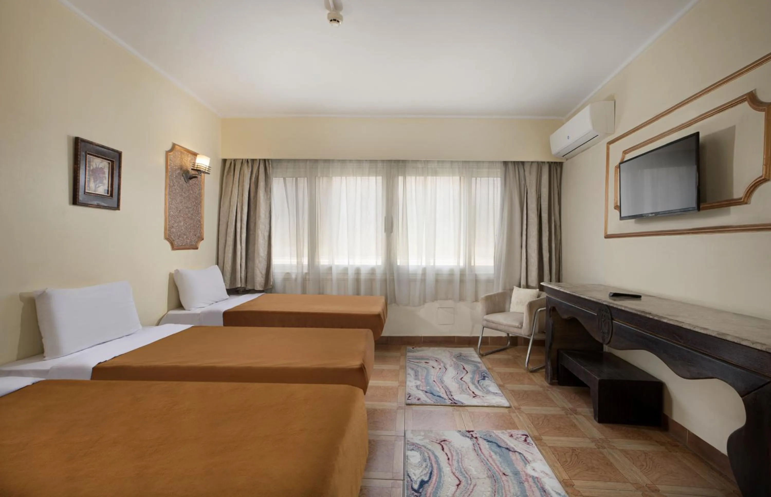 Photo of the whole room, Bed in Kanzy Hotel Cairo