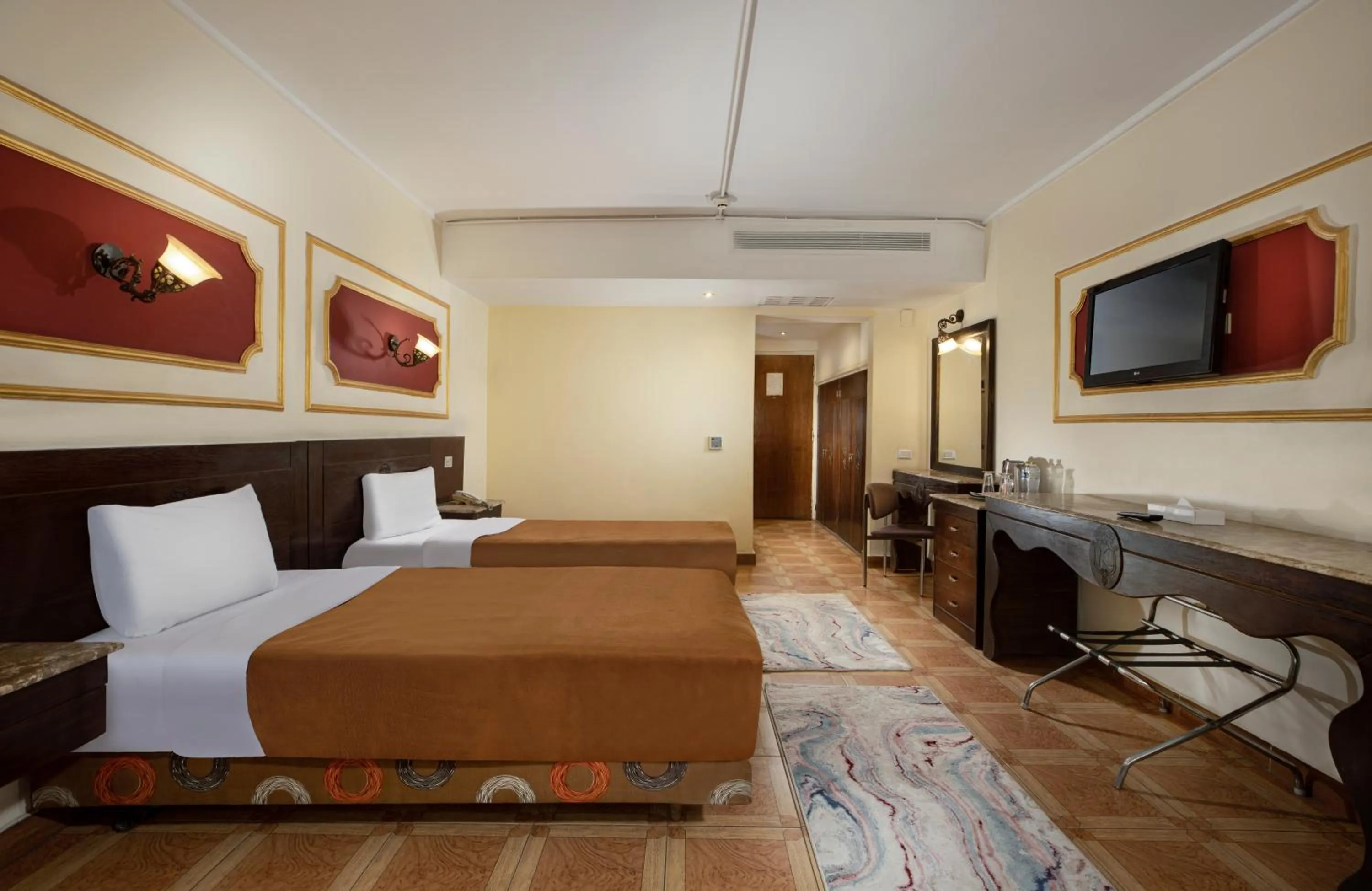 Photo of the whole room, Bed in Kanzy Hotel Cairo