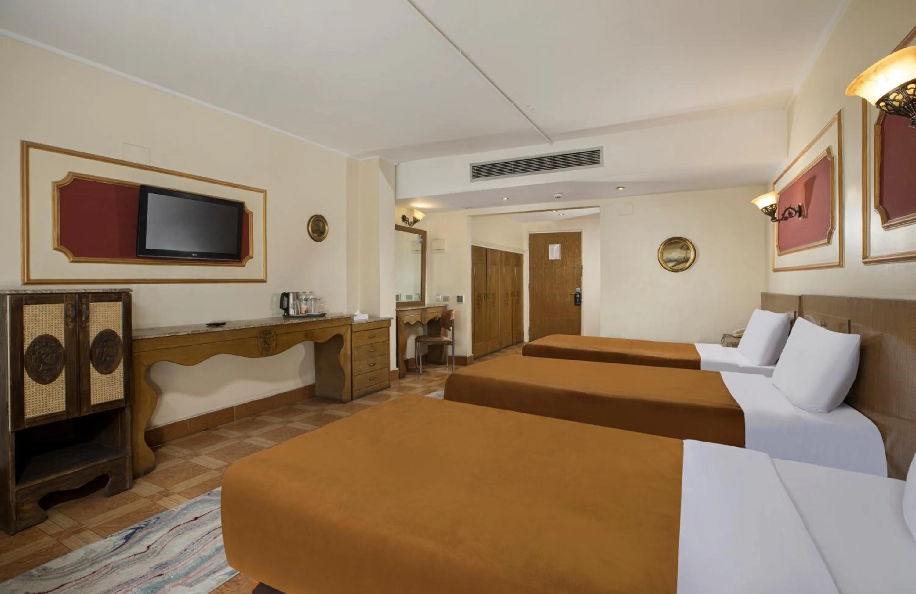 Photo of the whole room, Bed in Kanzy Hotel Cairo