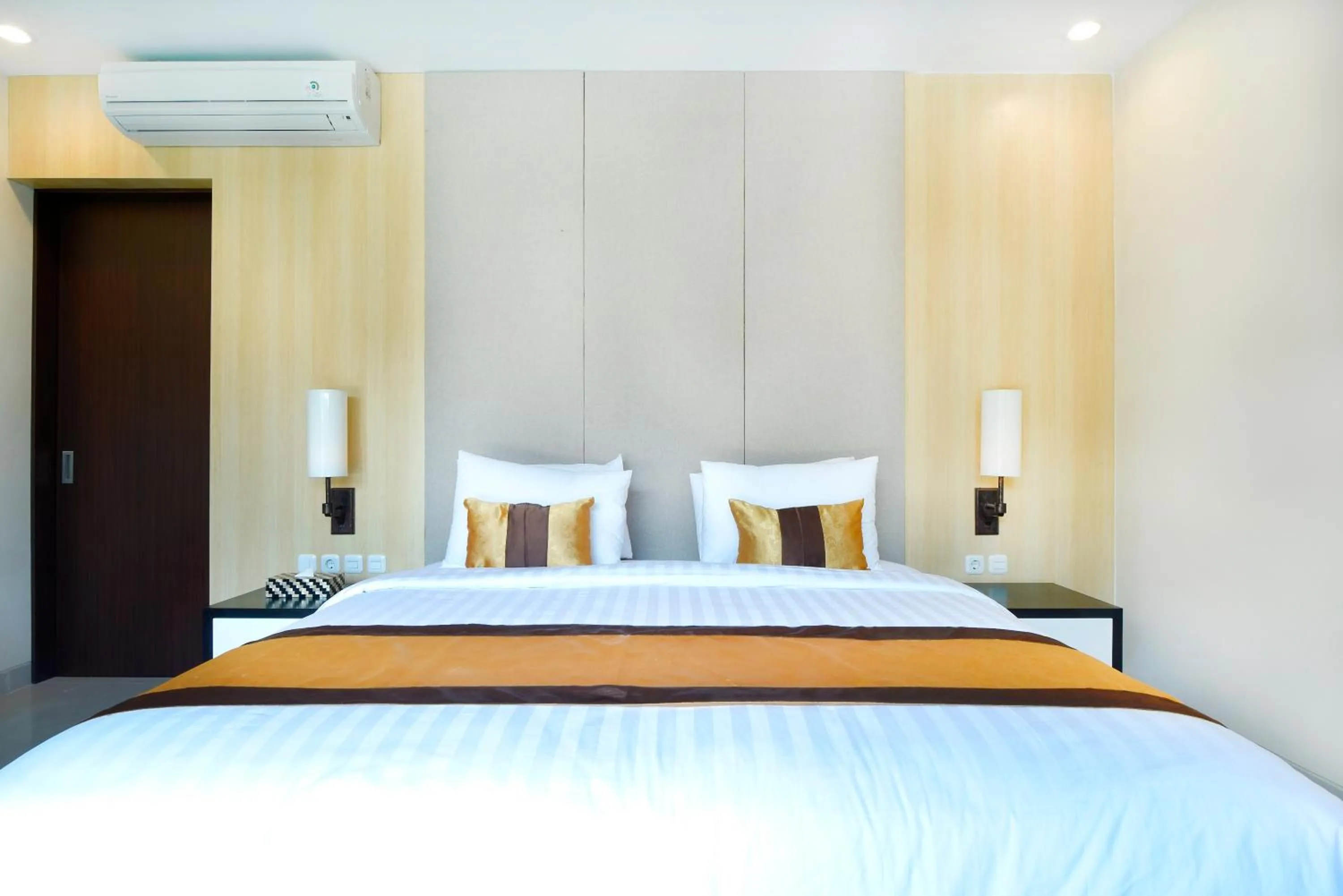 Property building, Bed in La Paradis Villa