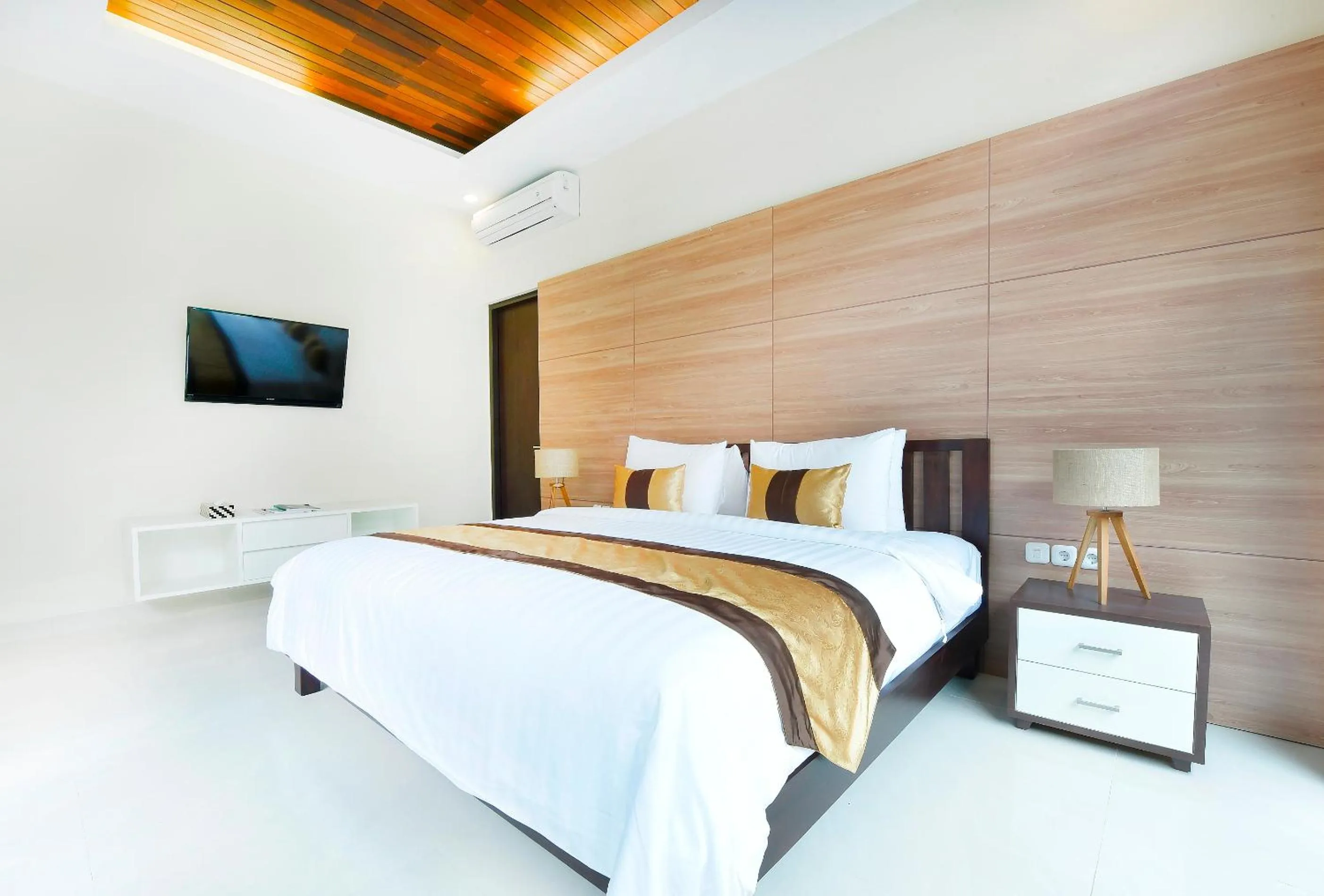 Property building, Bed in La Paradis Villa