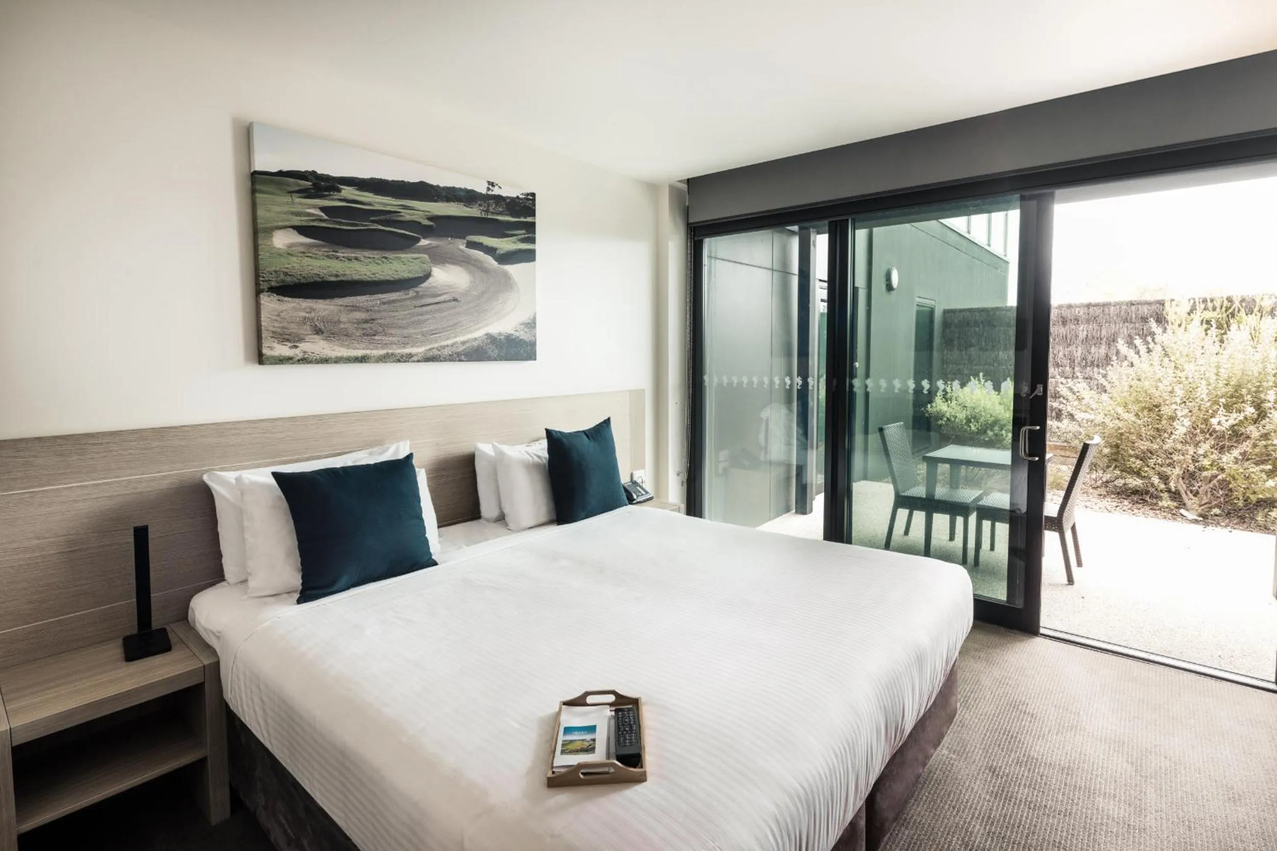 Garden, Bed in Mercure Portsea & Portsea Golf Club