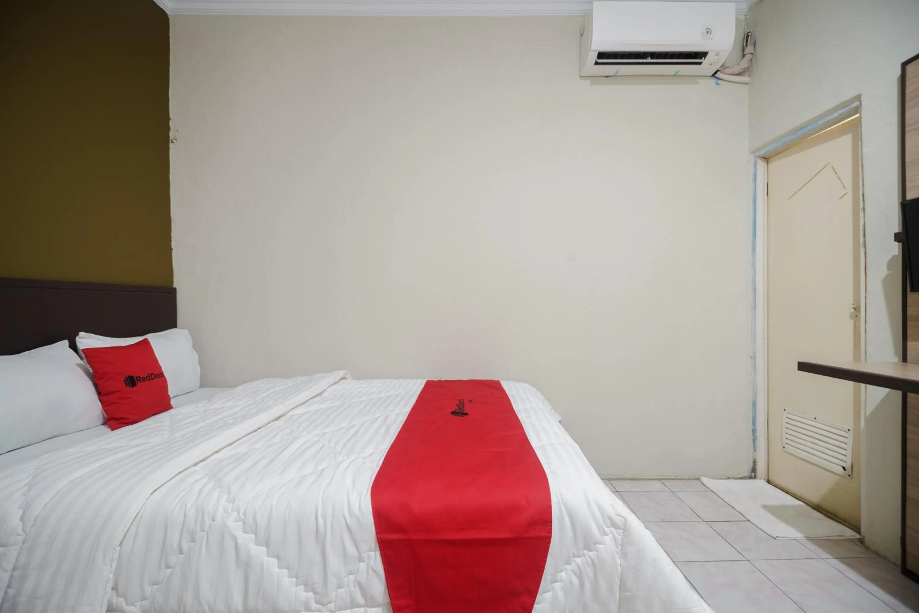 Bedroom, Bed in RedDoorz near Cikampek Mall Karawang