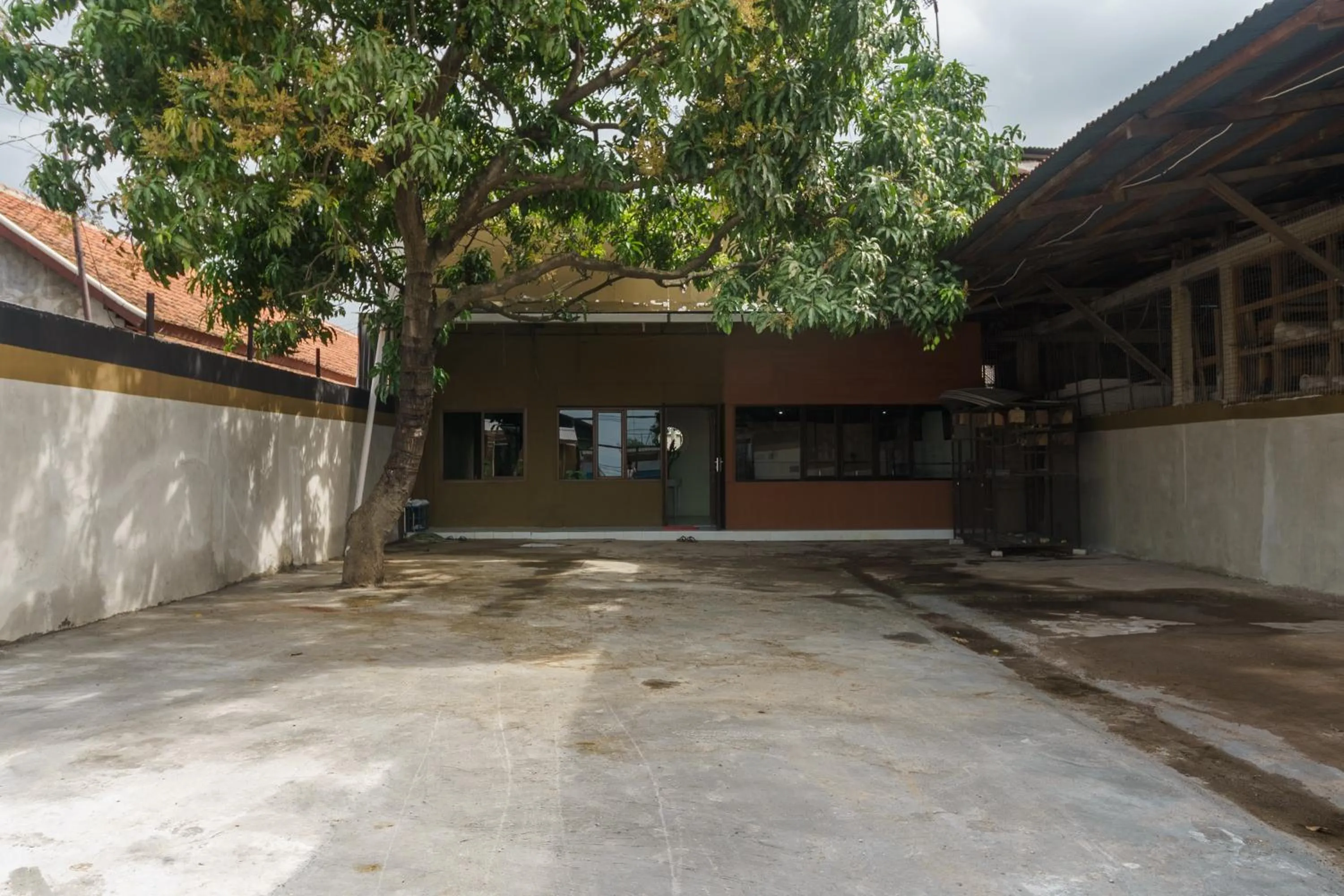 Property building in RedDoorz near Cikampek Mall Karawang