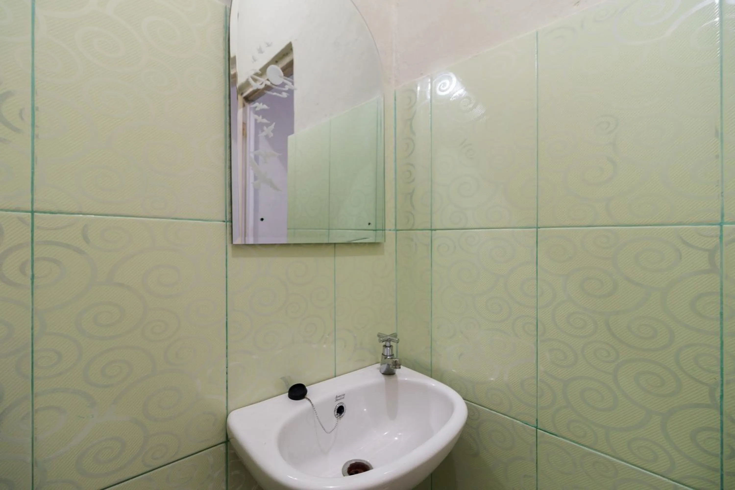 Bathroom in RedDoorz near Cikampek Mall Karawang