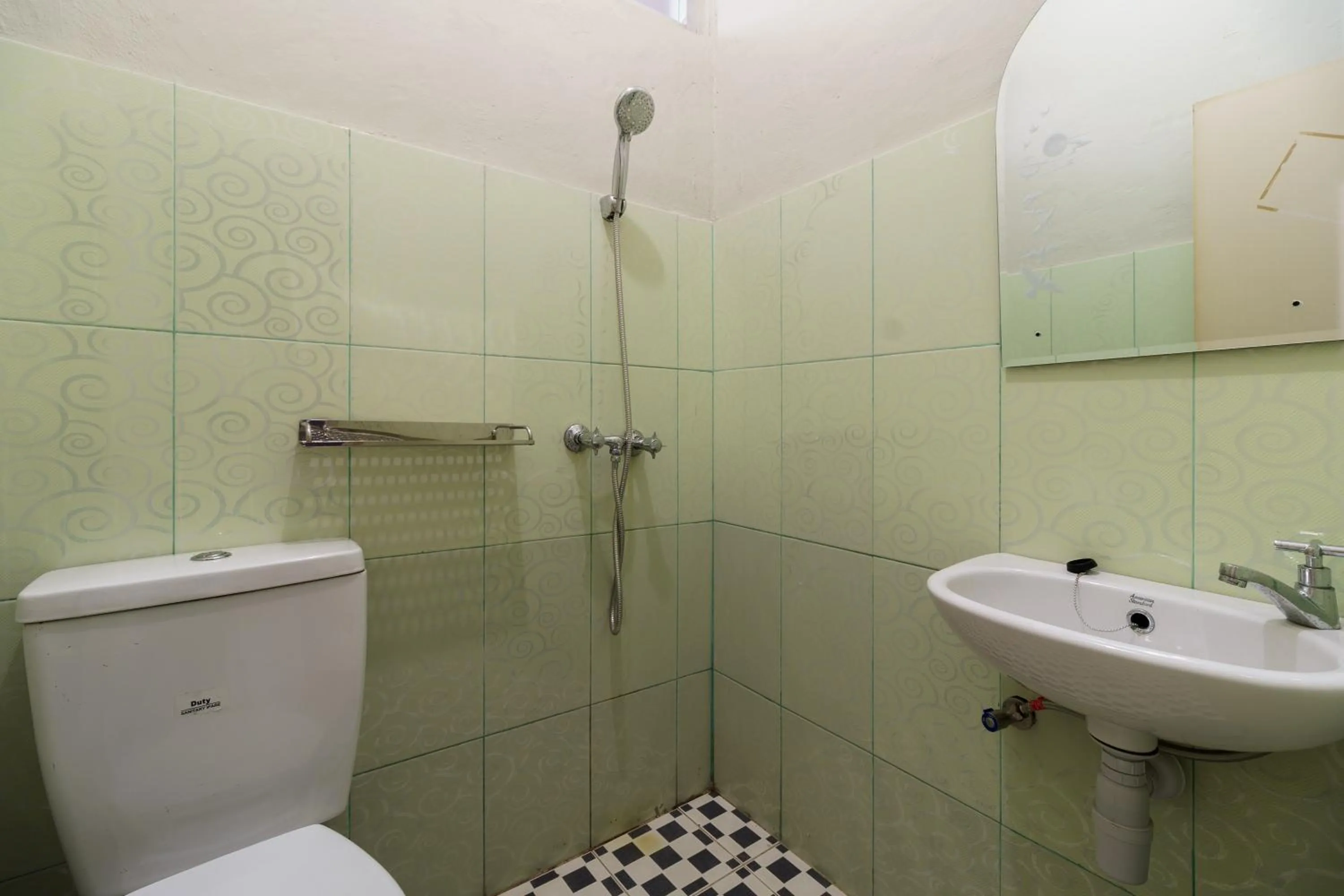 Bathroom in RedDoorz near Cikampek Mall Karawang