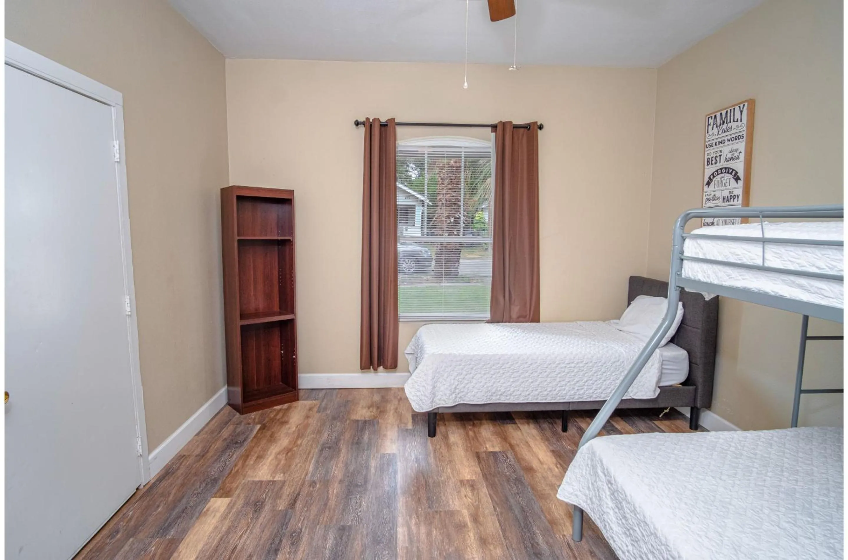 Bed in Florida St Nice Remodeled 3BR/2BA Near Downtown