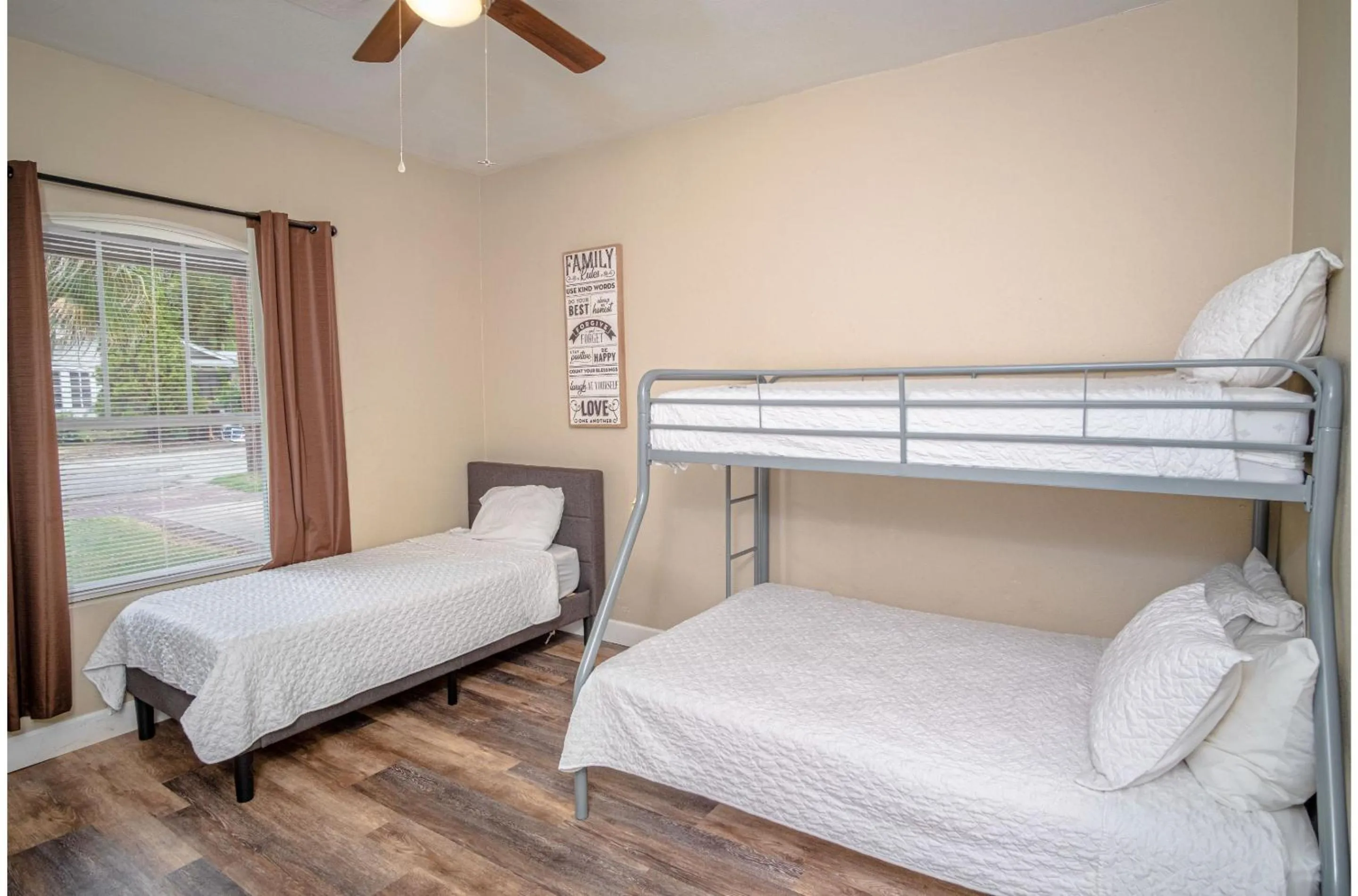 Bed in Florida St Nice Remodeled 3BR/2BA Near Downtown