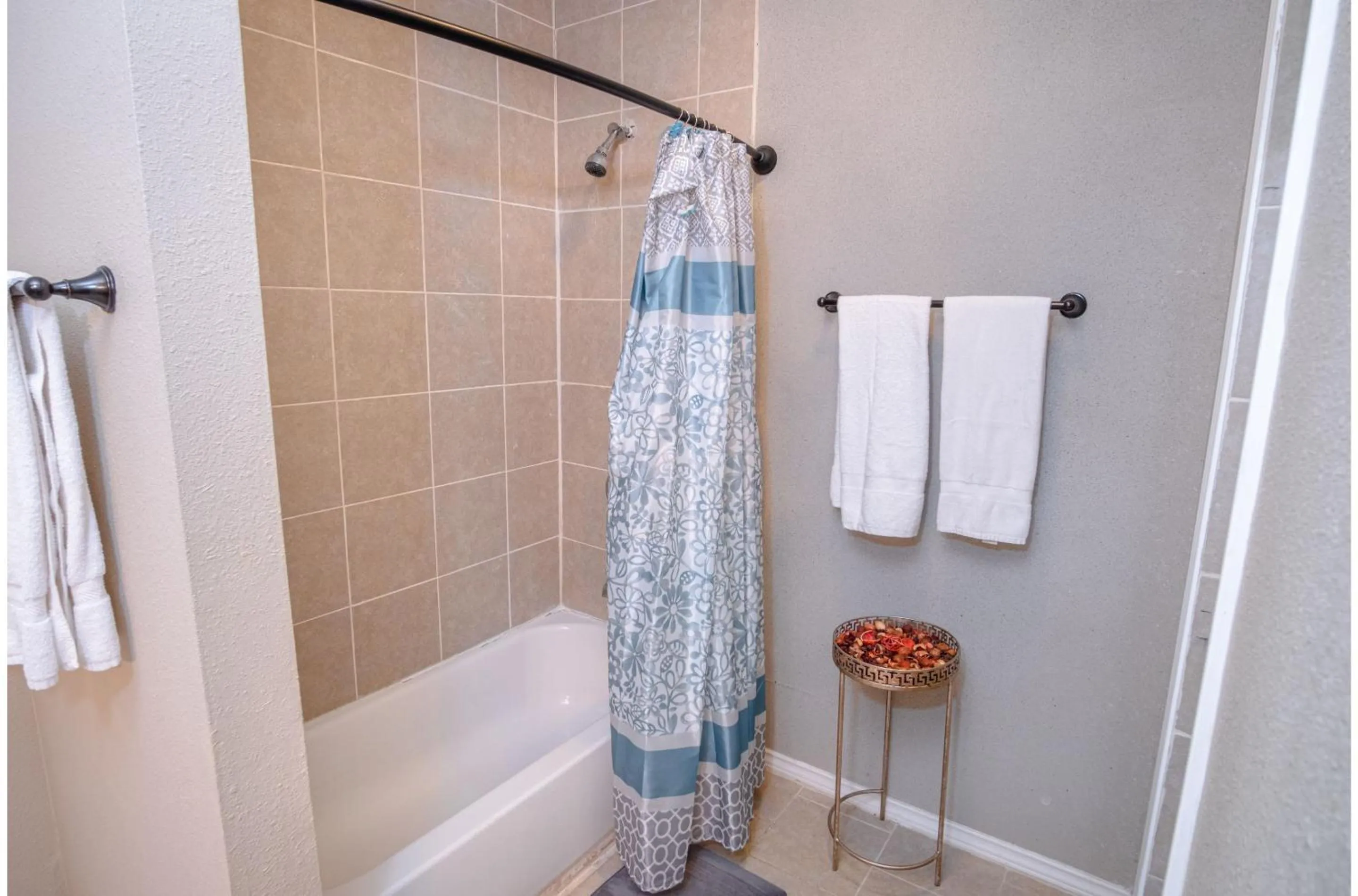 Shower in Florida St Nice Remodeled 3BR/2BA Near Downtown