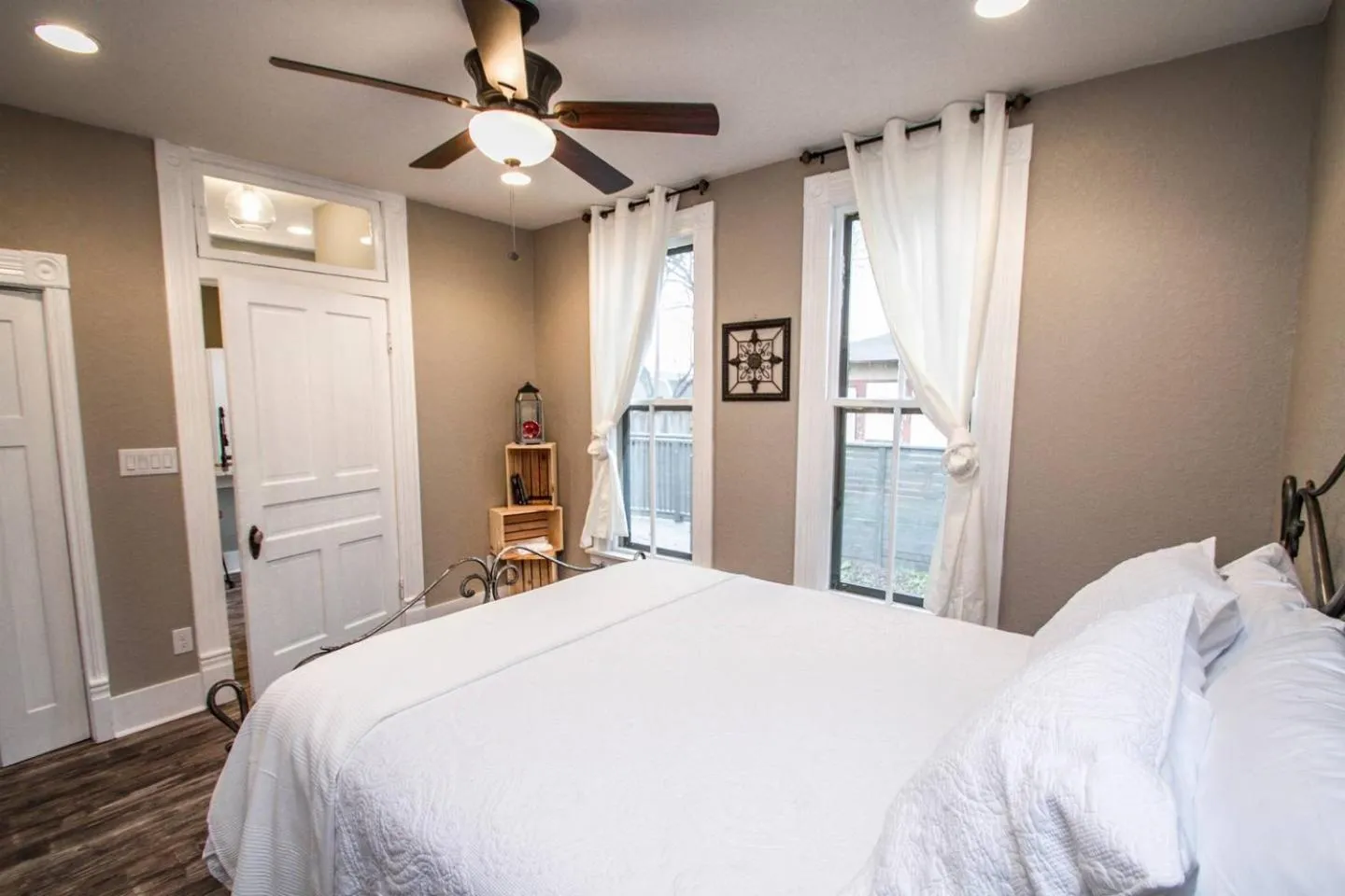 Bed in Wyoming St Restored Historic 2BR/1BA Downtown