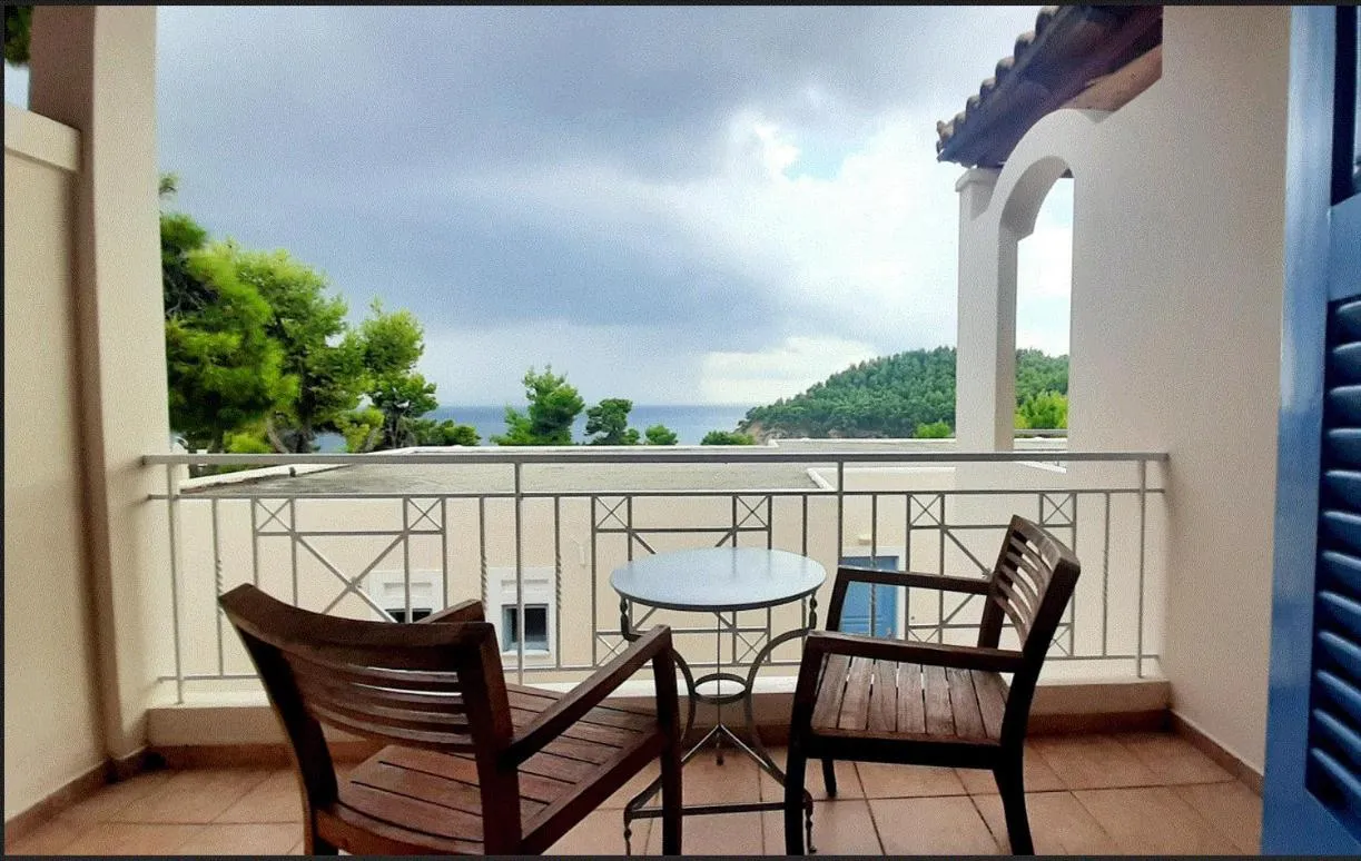 Alonissos Beach Bungalows And Suites Hotel