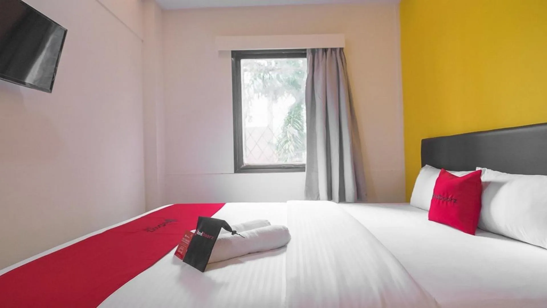 Bedroom, Bed in RedDoorz near ITC Mangga Dua