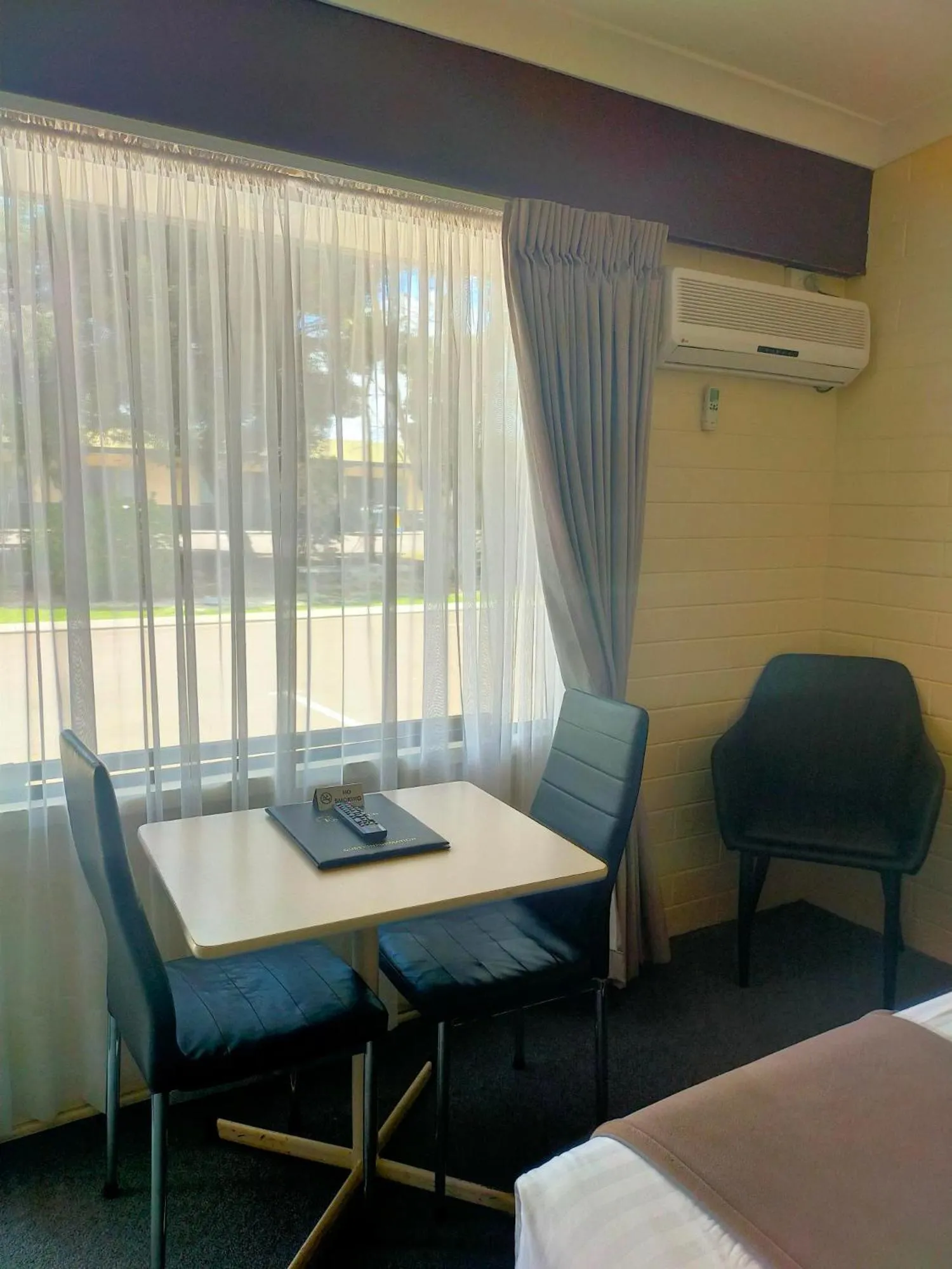 Photo of the whole room, Bed in Bayview Motel