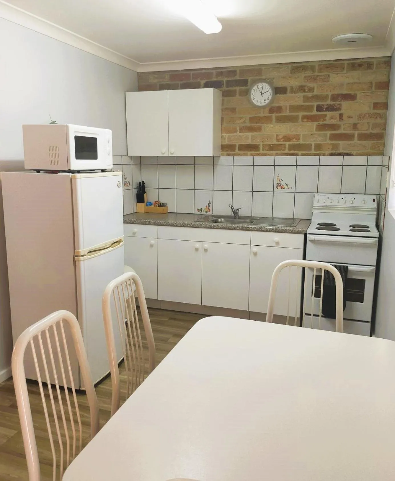 kitchen in Bayview Motel