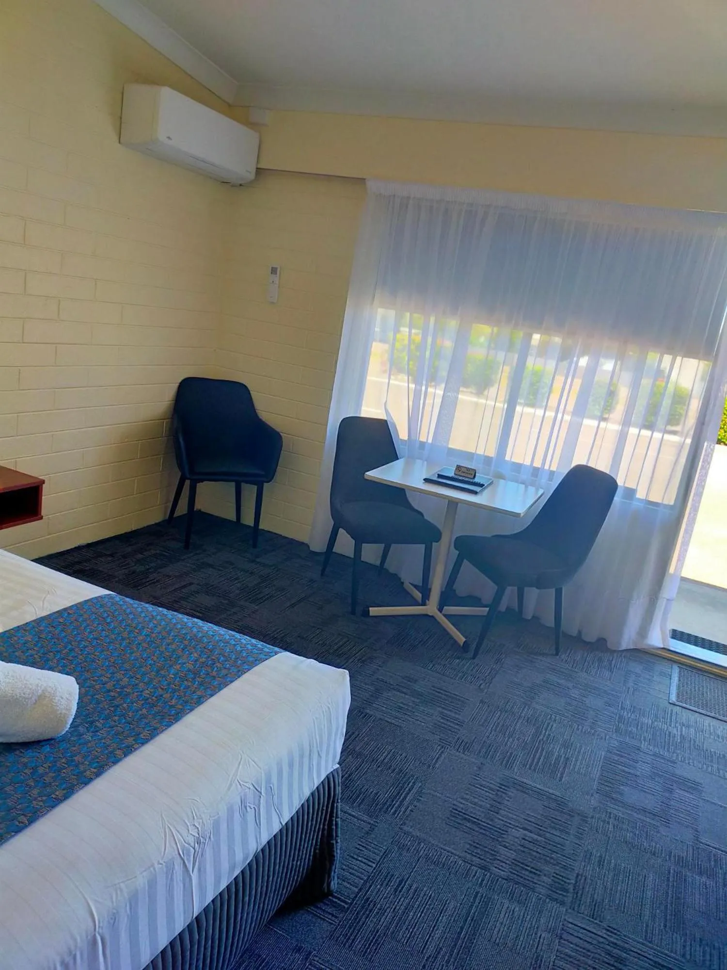 Photo of the whole room, Bed in Bayview Motel